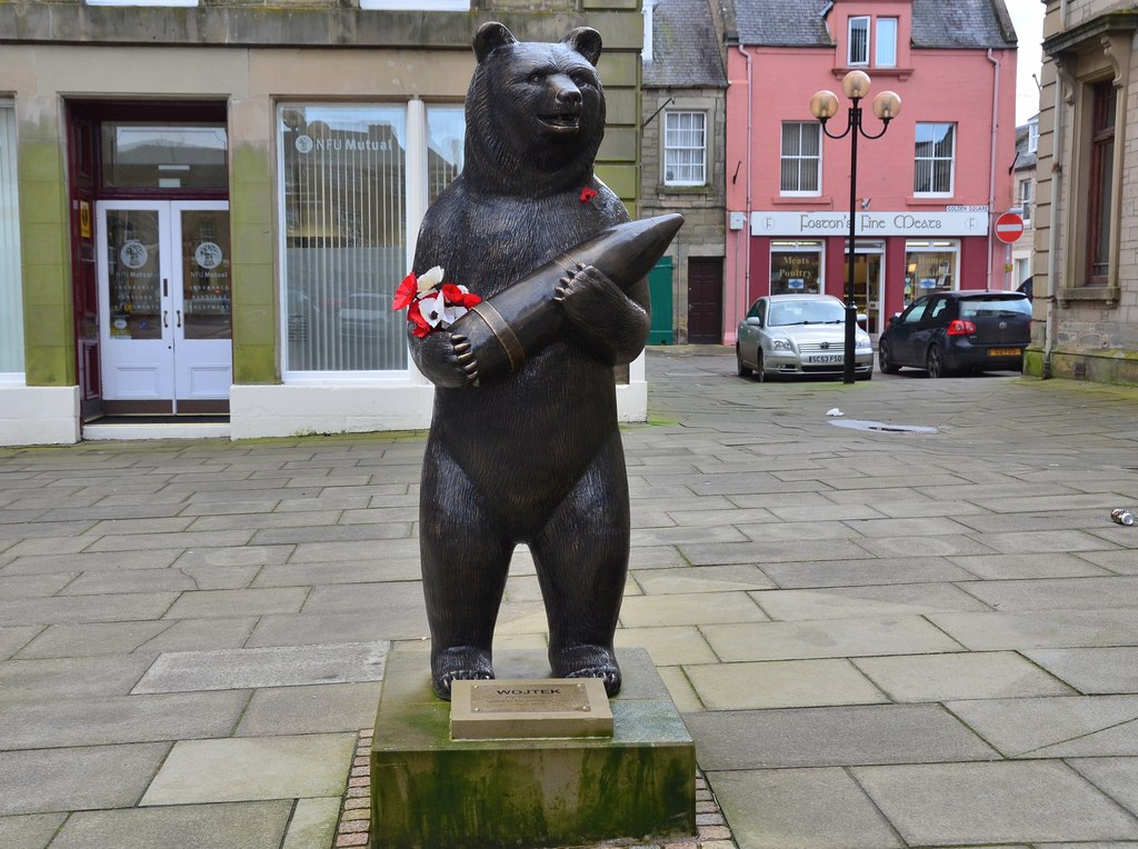 Fotografia przedstawiająca A statue of Wojtek the Bear in Edinburgh city centre (and other statues of him)