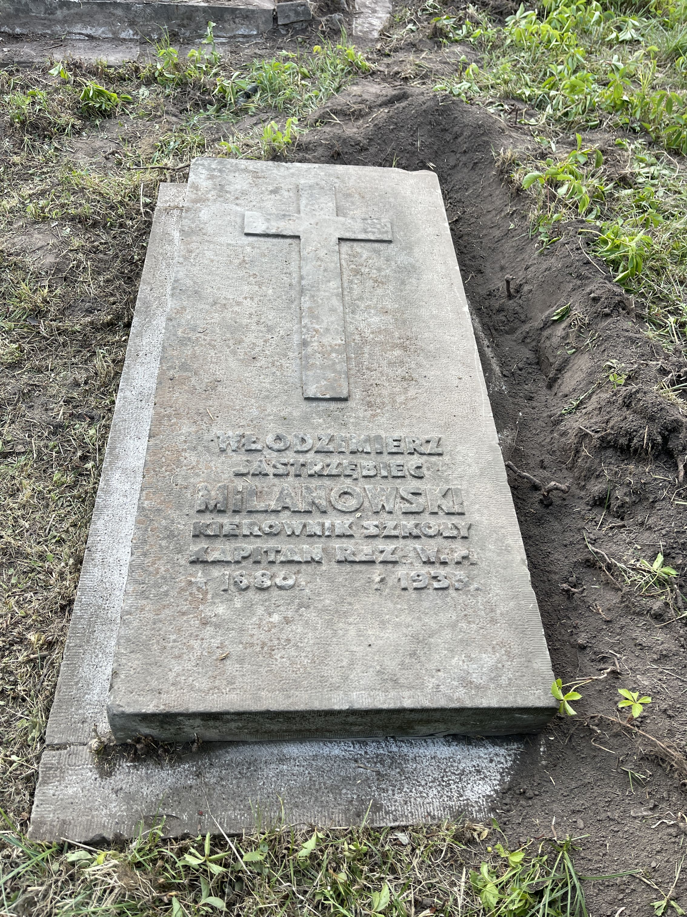 Fotografia przedstawiająca Nagrobek Włodzimierza Jastrzębca Milanowskiego na cmentarzu w Warężu