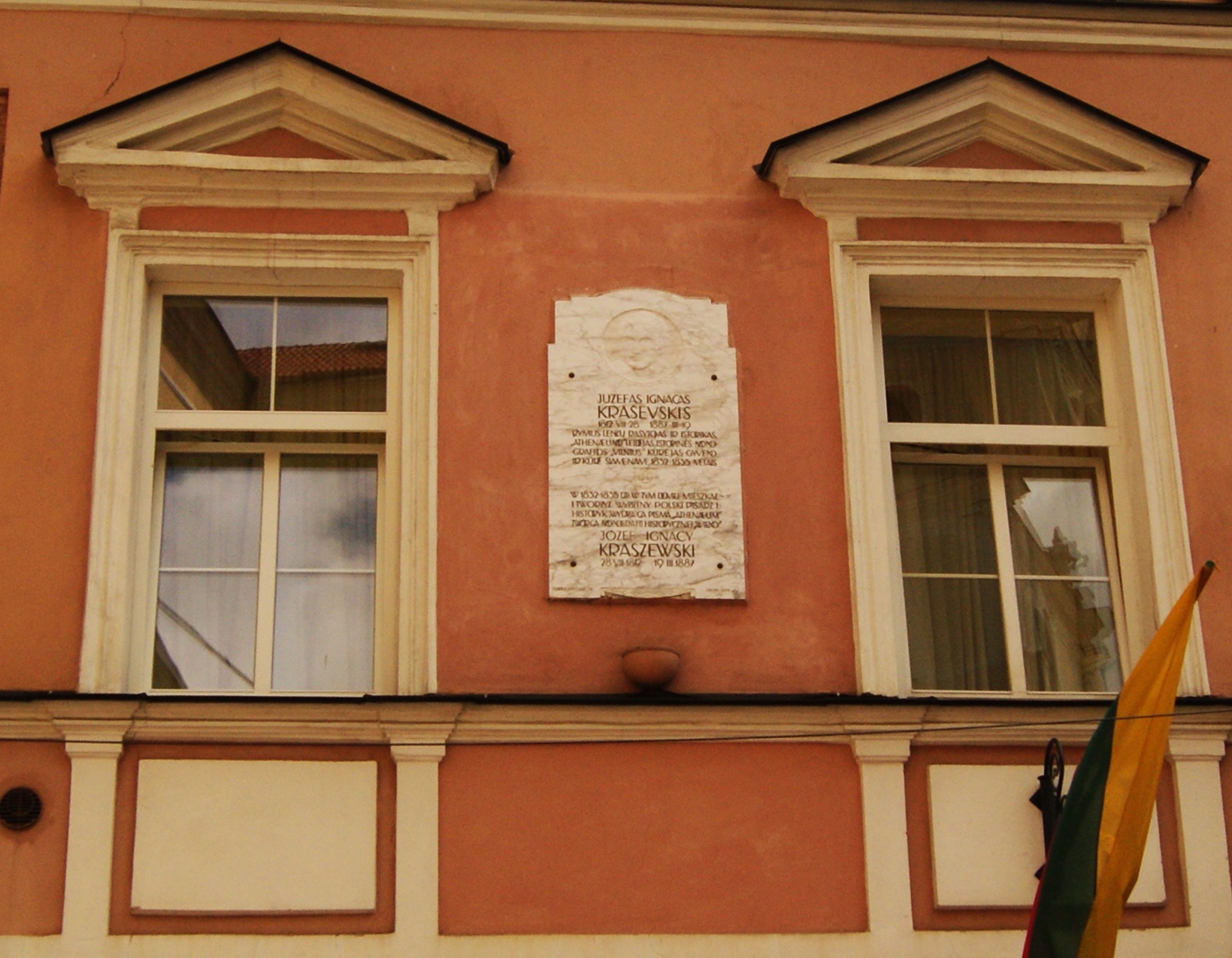 Fotografia przedstawiająca Tablica upamiętniająca pobyt Józefa Ignacego Kraszewskiego w Wilnie
