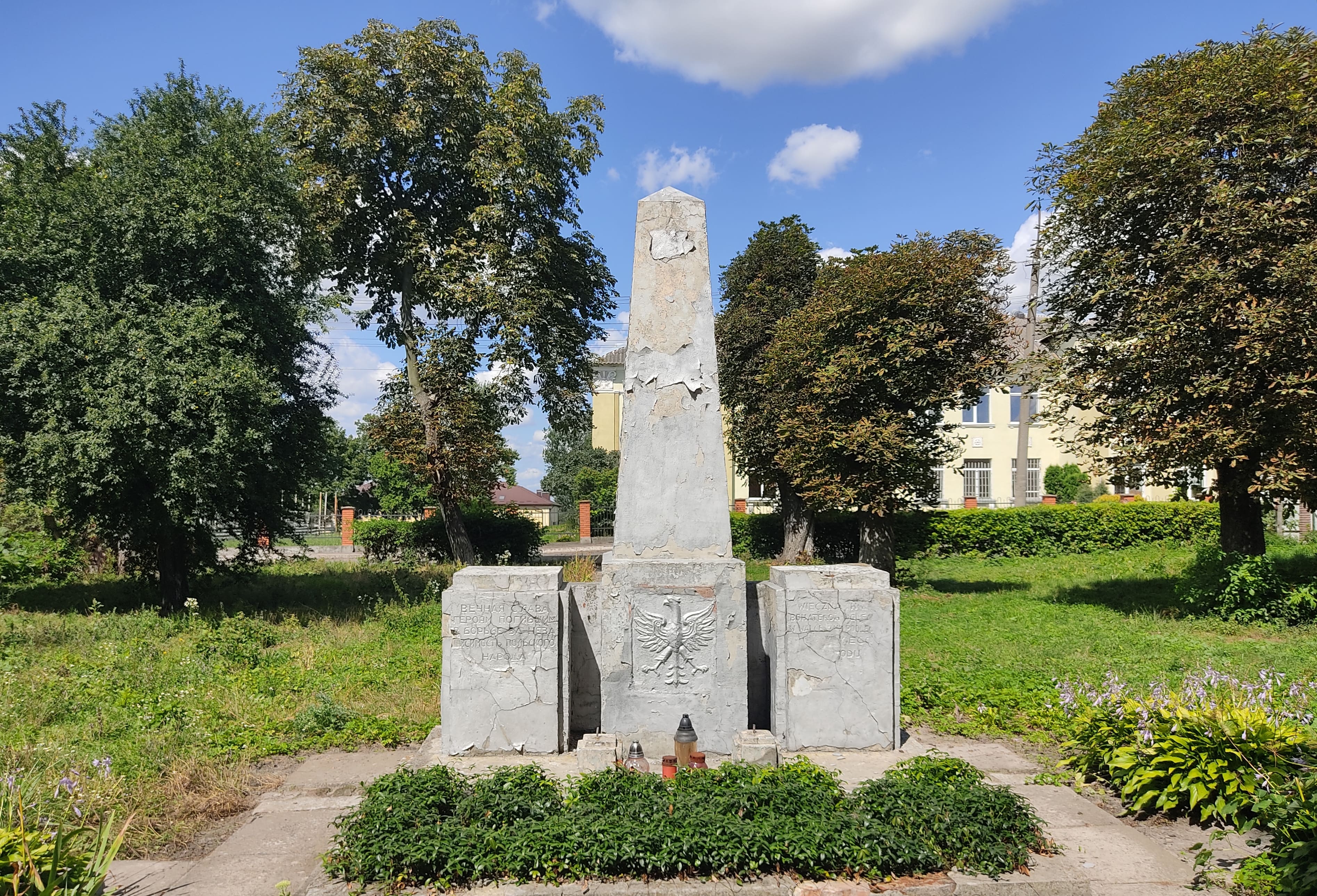 Fotografia przedstawiająca Pomnik ku czci poległych za niepodległość narodu polskiego w Bełz