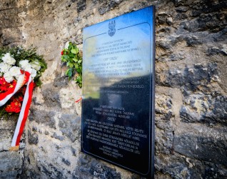 Tablica upamiętniająca polski okręt podwodny ORP 'Orzeł' przy Estońskim Muzeum Morskim w Tallinie. Opisuje internowanie i ucieczkę okrętu w 1939 roku.