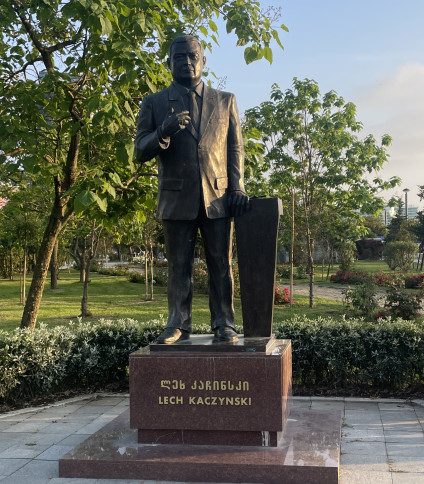 Pomnik Lecha Kaczyńskiego w Batumi, przedstawiający Prezydenta RP w pełnej postaci na postumencie z inskrypcjami w języku polskim i gruzińskim.