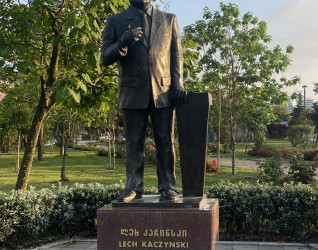 Pomnik Lecha Kaczyńskiego w Batumi, przedstawiający Prezydenta RP w pełnej postaci na postumencie z inskrypcjami w języku polskim i gruzińskim.