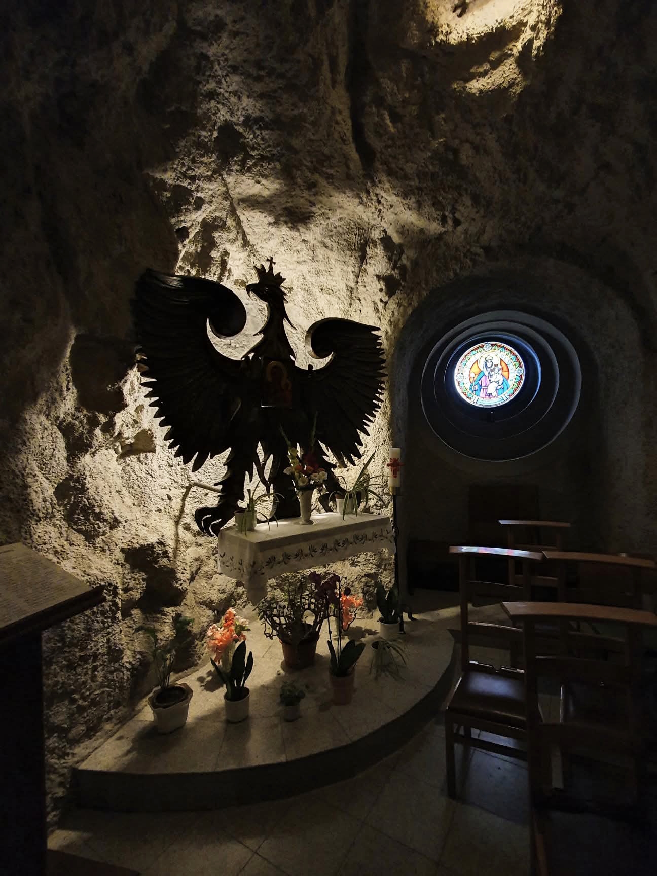 Photo montrant Chapelle polonaise dans l\'église paulinienne sur la colline de Gellert à Budapest