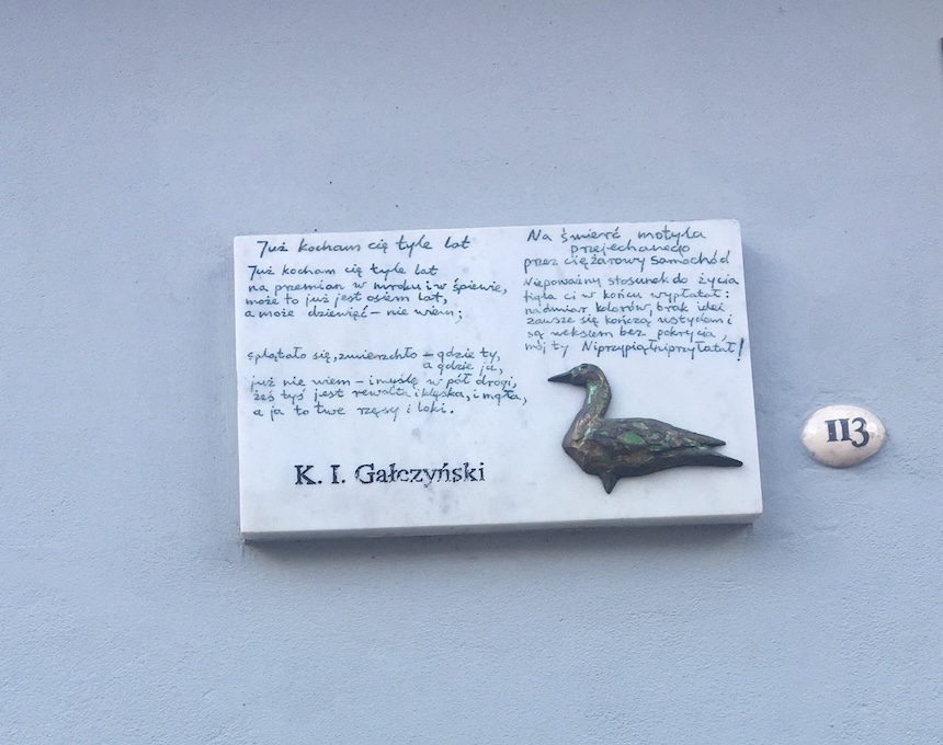Fotografia przedstawiająca Tablica z wierszem Konstantego Ildefonsa Gałczyńskiego w Wilnie