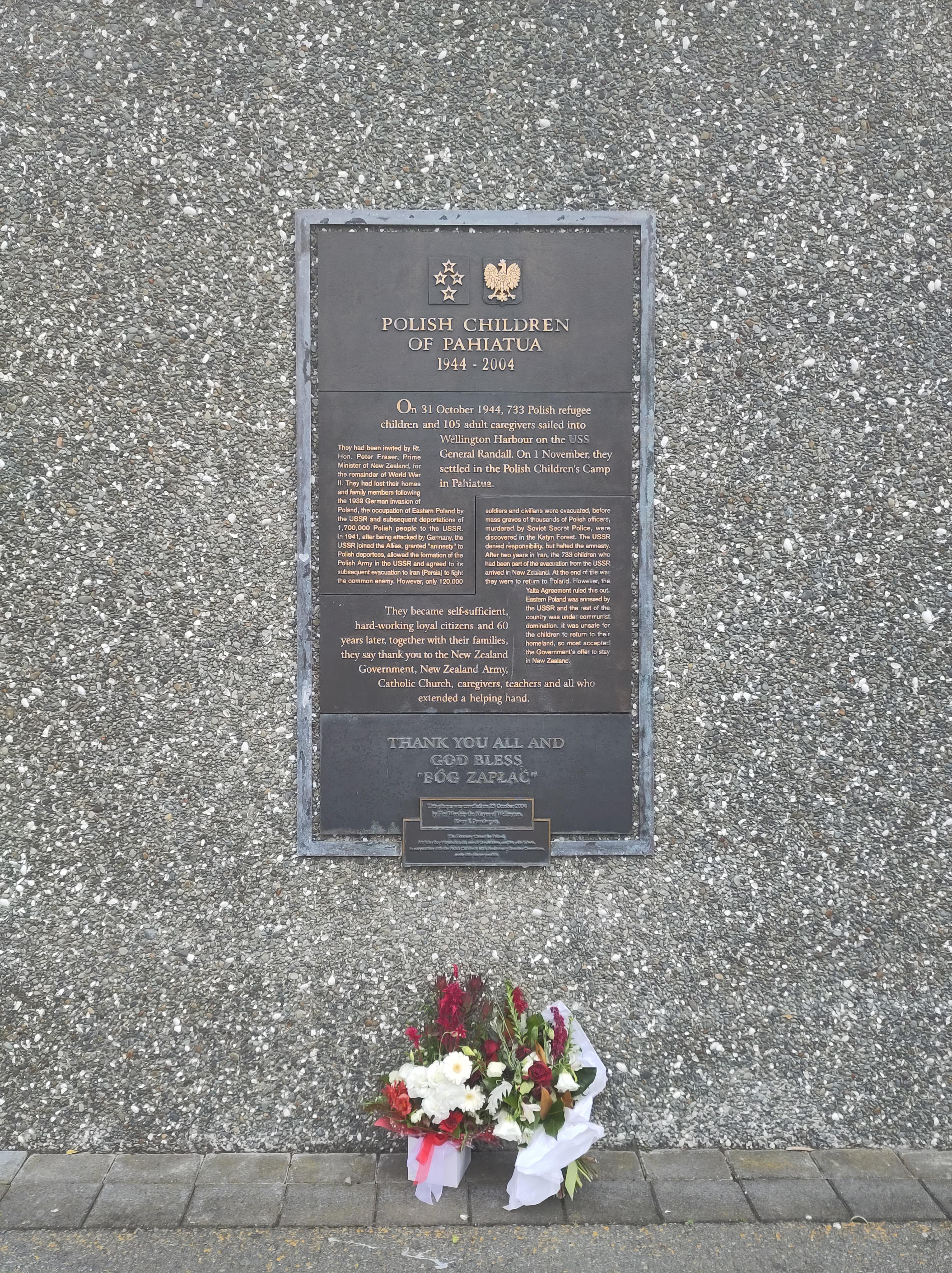 Photo montrant Plaque commémorant les enfants polonais de Pahiatua à Wellington