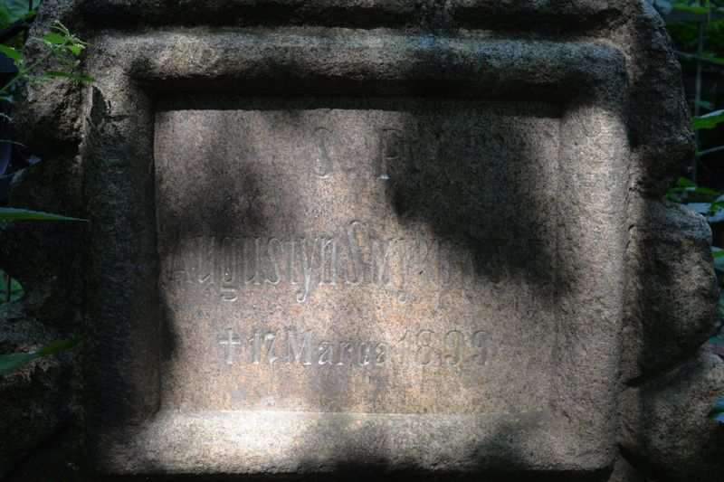 Fragment nagrobka Augustyna Smykowskiego, cmentarz Bajkowa w Kijowie, stan z 2021.