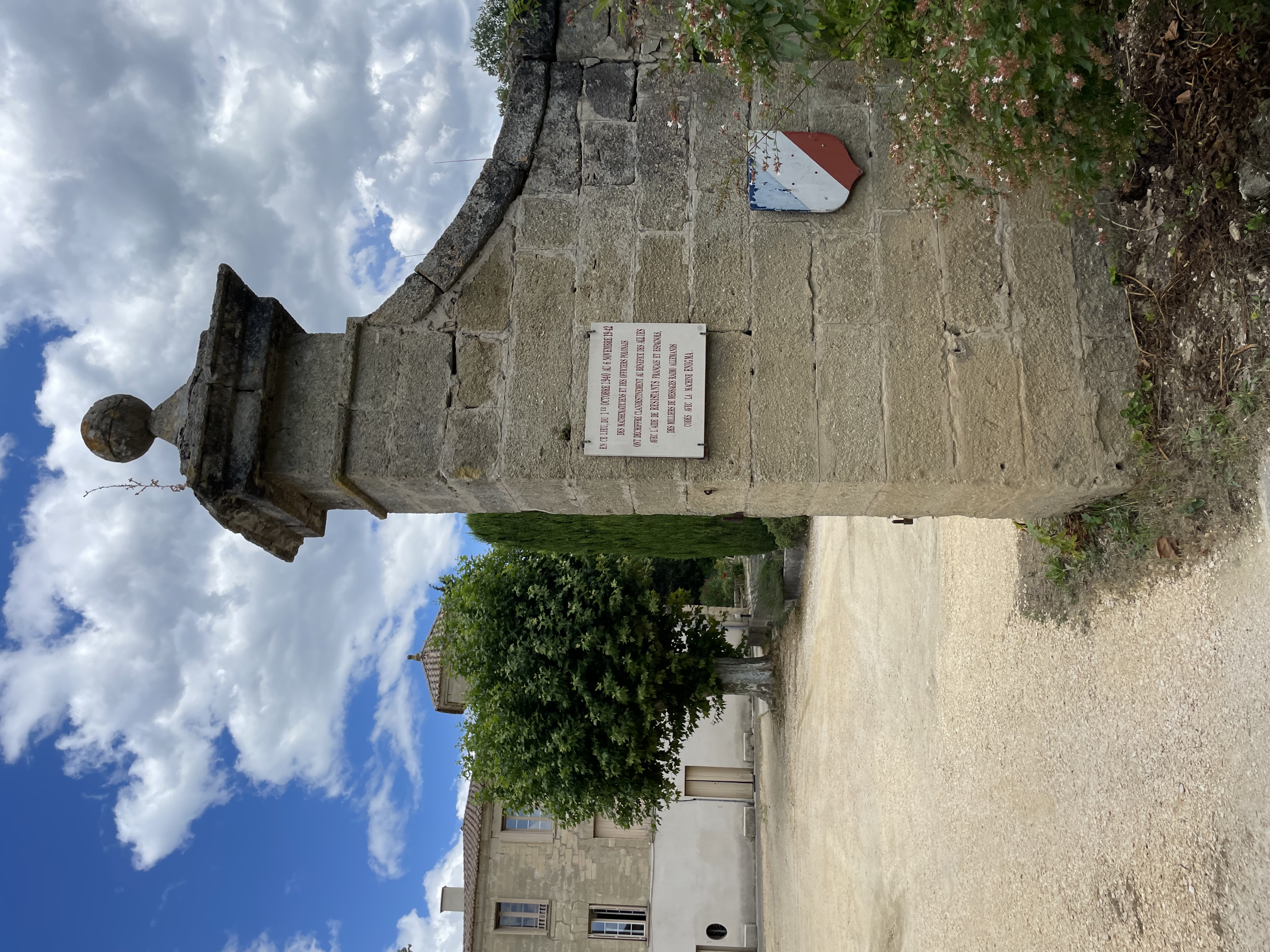Photo showing Plaque commemorating Polish mathematicians and officers in Uzès