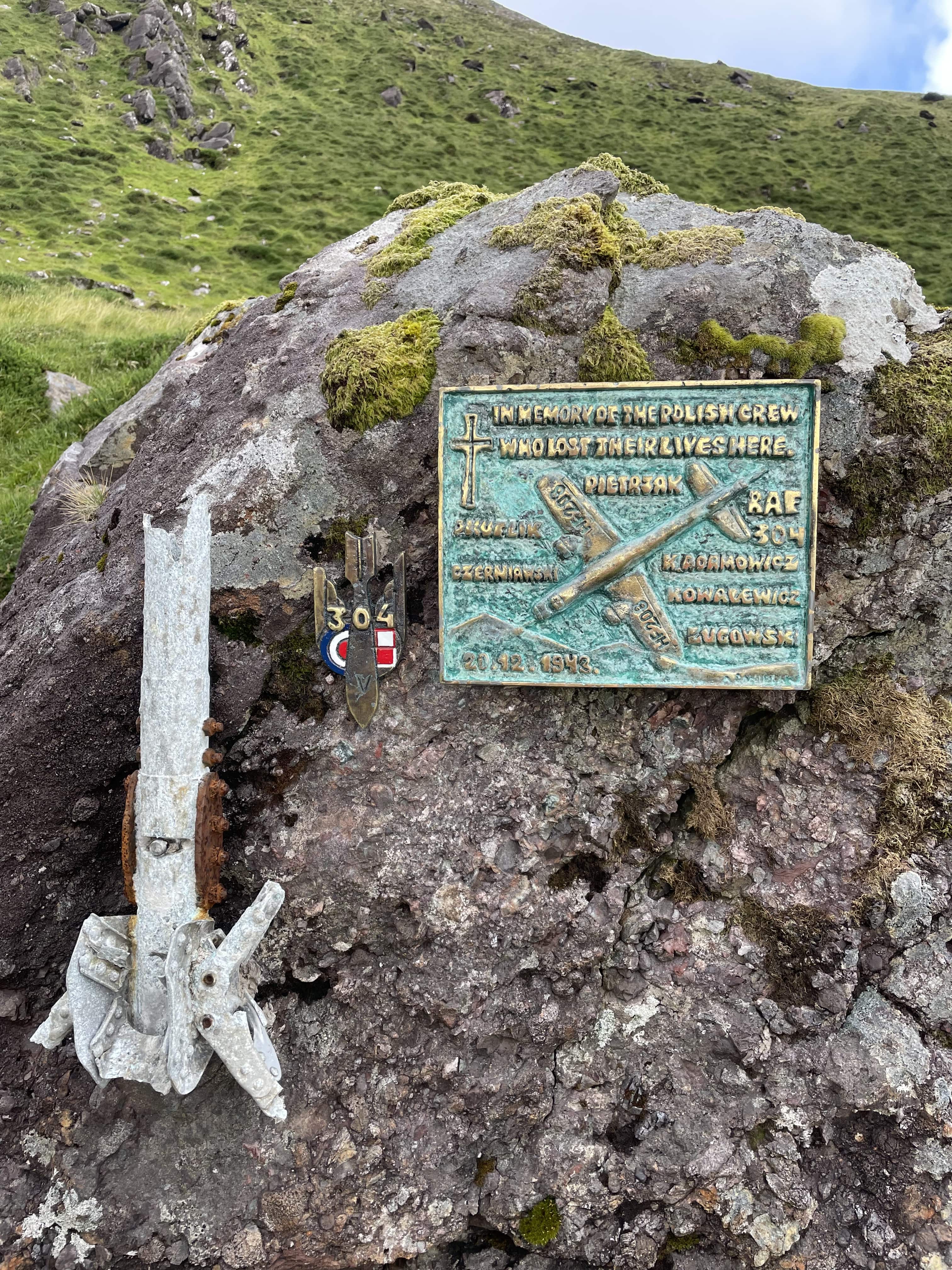Fotografia przedstawiająca Pomnik poświęcony polskim lotnikom z dywizjonu 304 na Mount Brandon w Cloghane