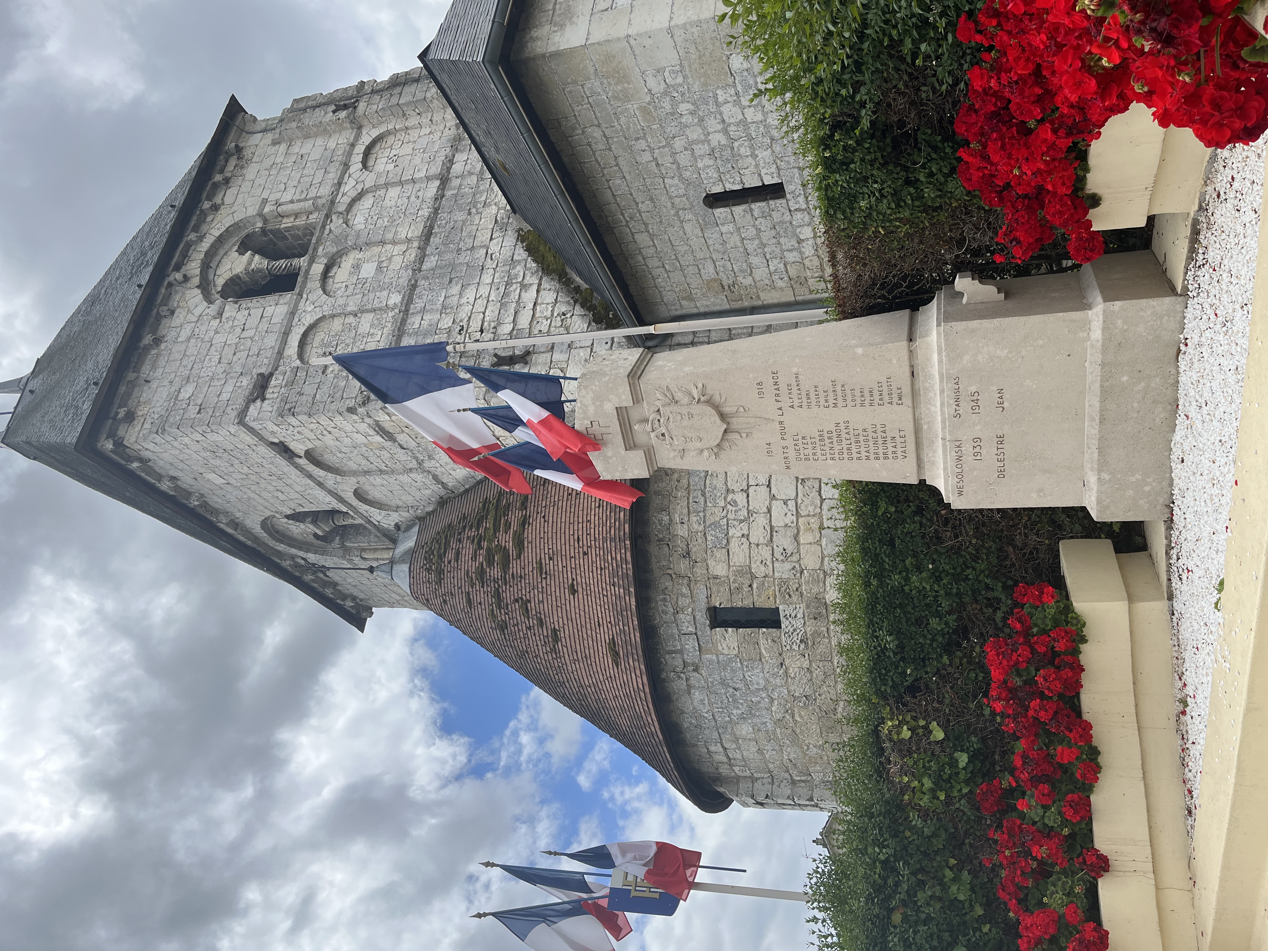 Fotografia przedstawiająca Pomnik pamięci poległych w Wielkiej Wojnie, w tym Stanisława Wesołowskiego w Yainville