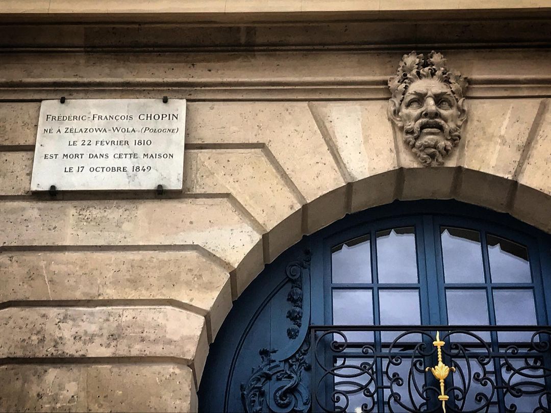 Fotografia przedstawiająca Plaque commemorating the stay of Fryderyk Chopin in Paris