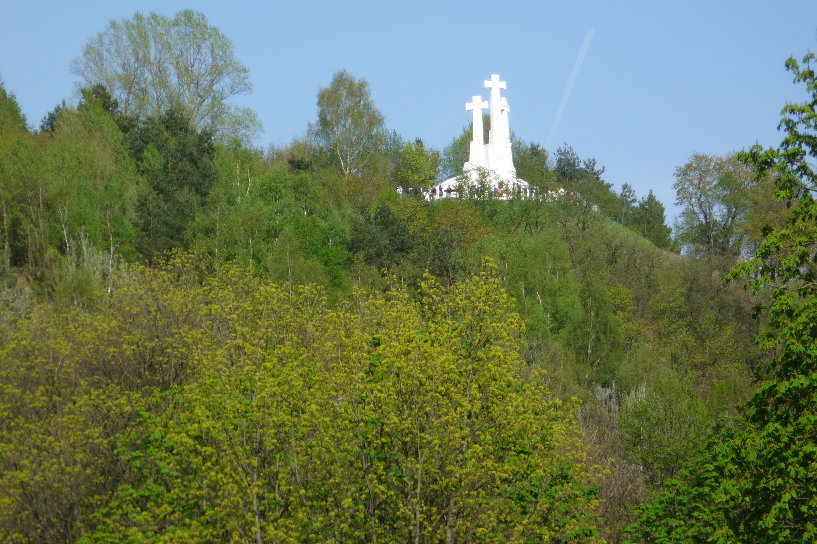 Fotografia przedstawiająca Monument to the Three White Crosses on the Hill of Three Crosses in Vilnius