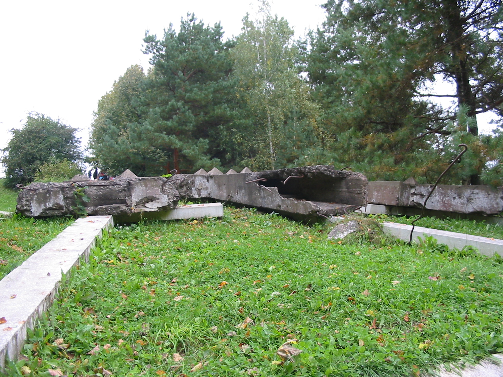 Photo montrant Monument aux trois croix blanches sur la colline des trois croix à Vilnius
