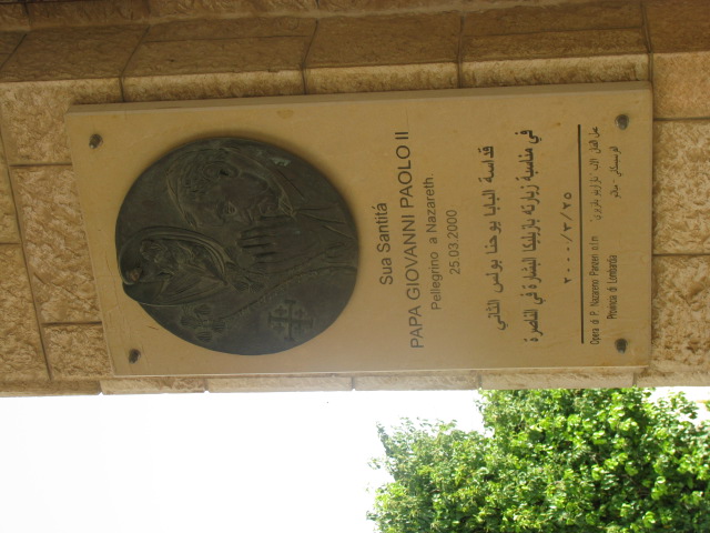 Fotografia przedstawiająca Tablica upamiętniająca pobyt Jana Pawła II w Nazarecie