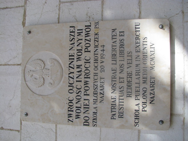 Fotografia przedstawiająca Tablica pamiątkowa ufundowana przez Szkołę Młodszych Ochotniczek PSK w Nazarecie