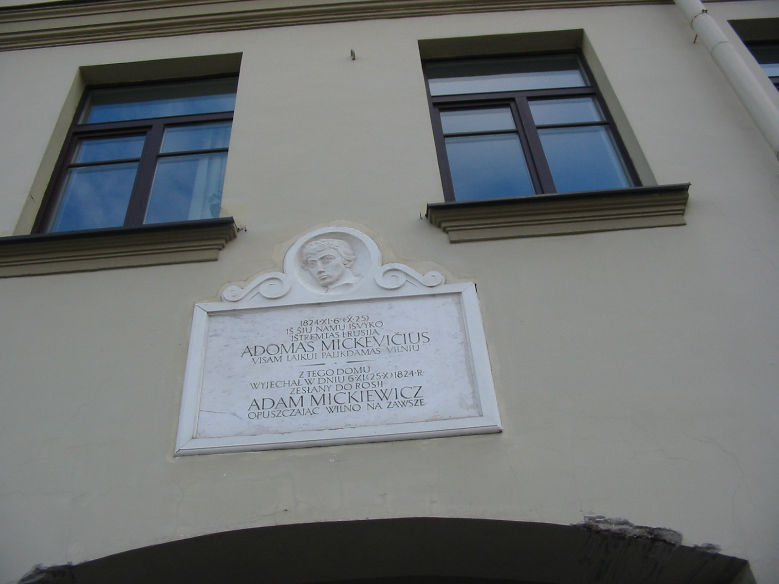 Fotografia przedstawiająca Tablica upamiętniająca pobyt Adama Mickiewicza w Wilnie