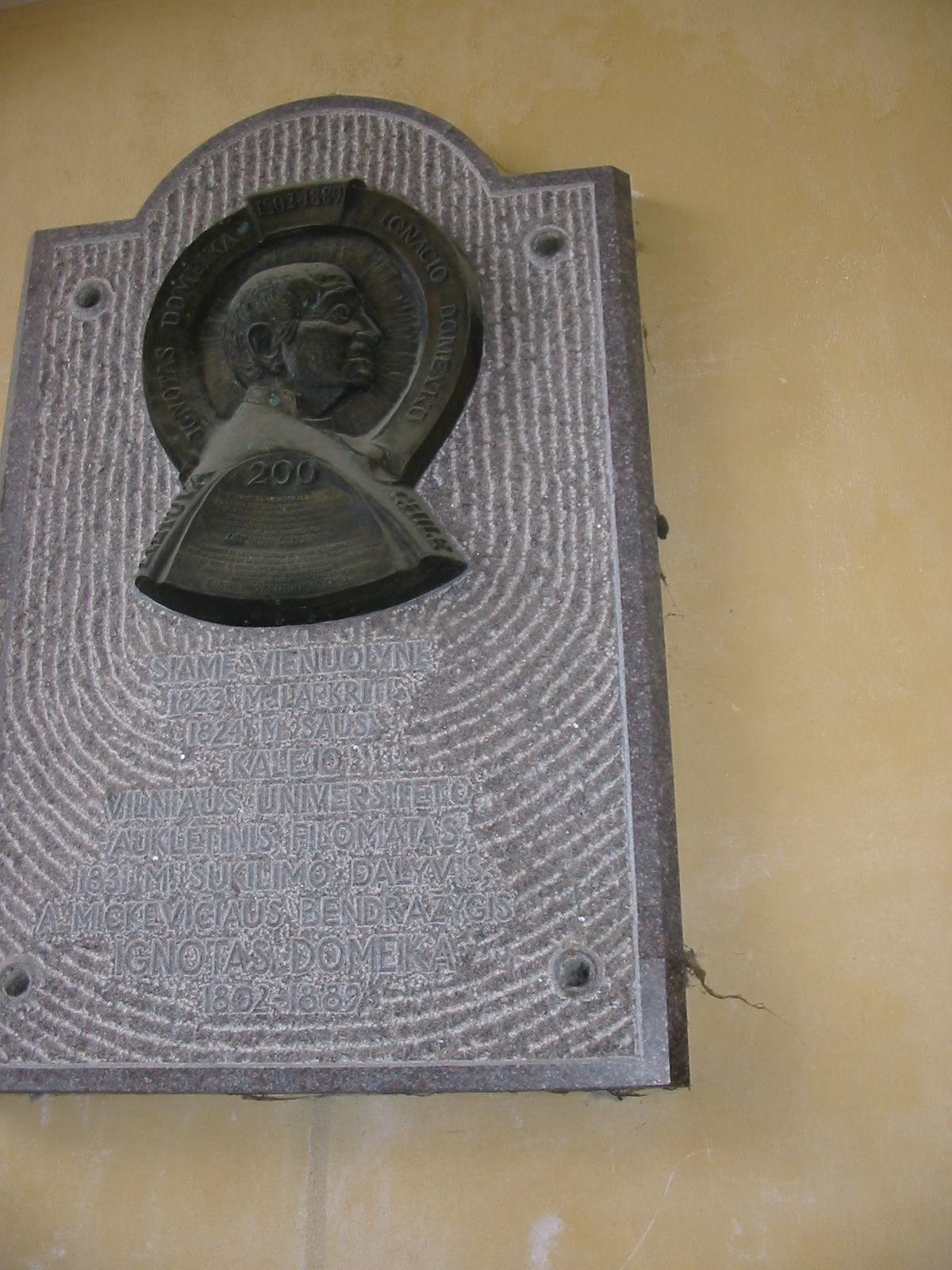 Fotografia przedstawiająca Tablica upamiętniająca Ignacego Domeykę w Wilnie