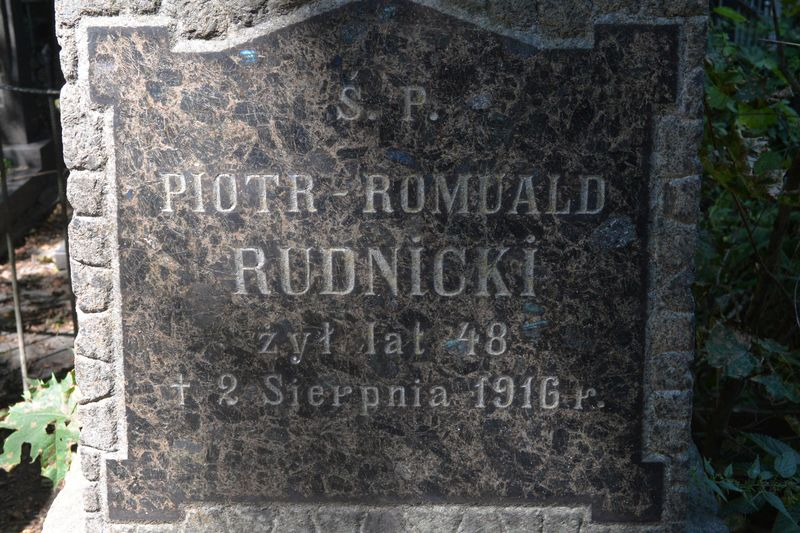 Fragment nagrobka Piotra Rudnickiego, cmentarz Bajkowa w Kijowie, stan z 2021.