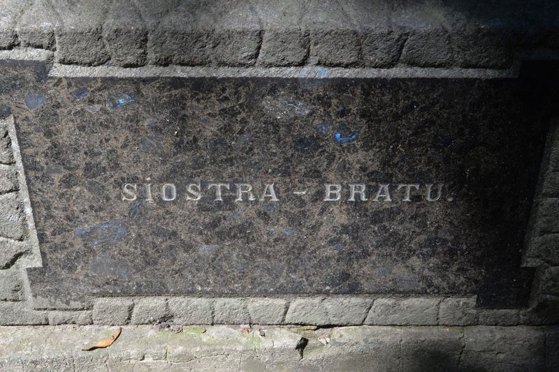 Fragment nagrobka Piotra Rudnickiego, cmentarz Bajkowa w Kijowie, stan z 2021.