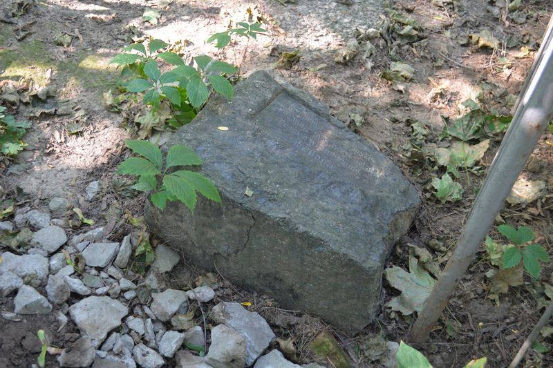 Fragment destruktu nagrobka Kazimierza Br[...]mskiego,cmentarz Bajkowa w Kijowie, stan z 2021.