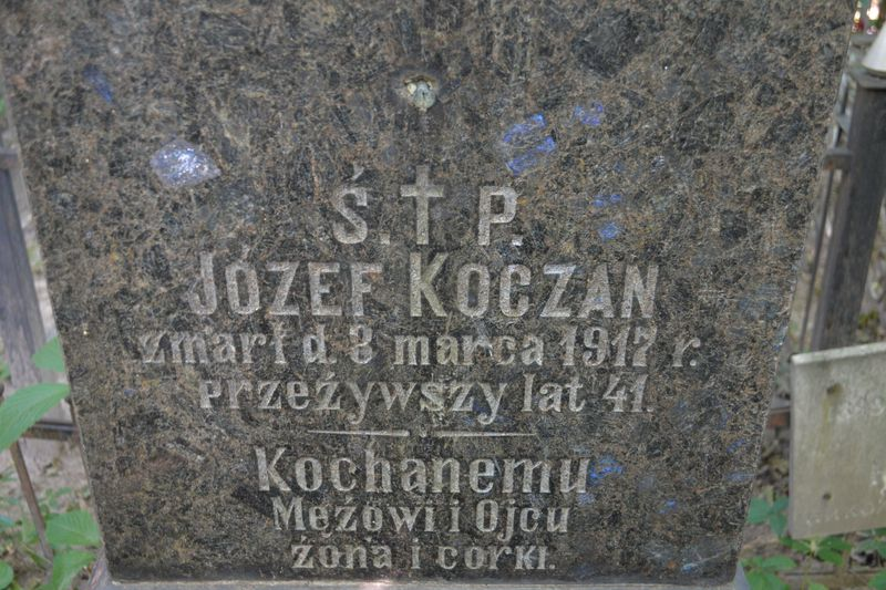 Fragment nagrobka Józefa Koczana, cmentarz Bajkowa w Kijowie, stan z 2021.