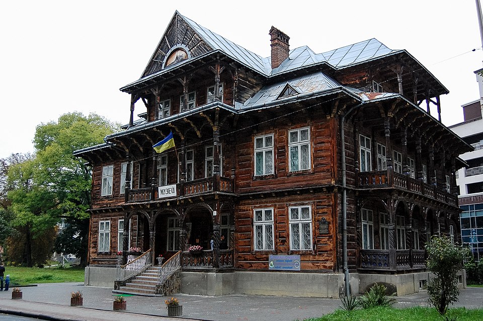 Вілла Гоплана в Трускавці, Україна, дерев'яна будівля з елементами закопанського стилю, з українським прапором і написом 'Музей'.