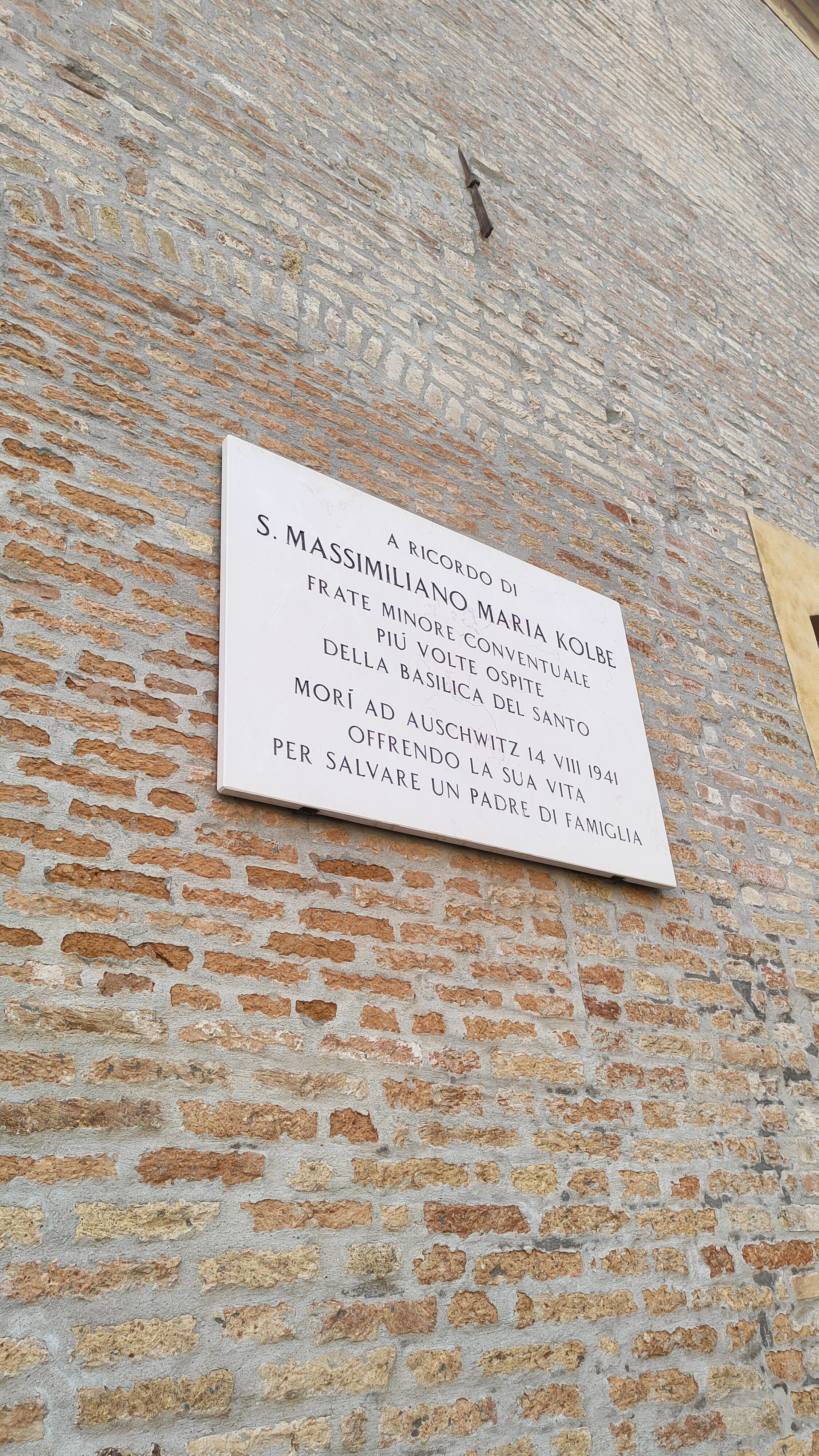 Fotografia przedstawiająca Plaque commemorating the visit of Maximilian Kolbe to Padua