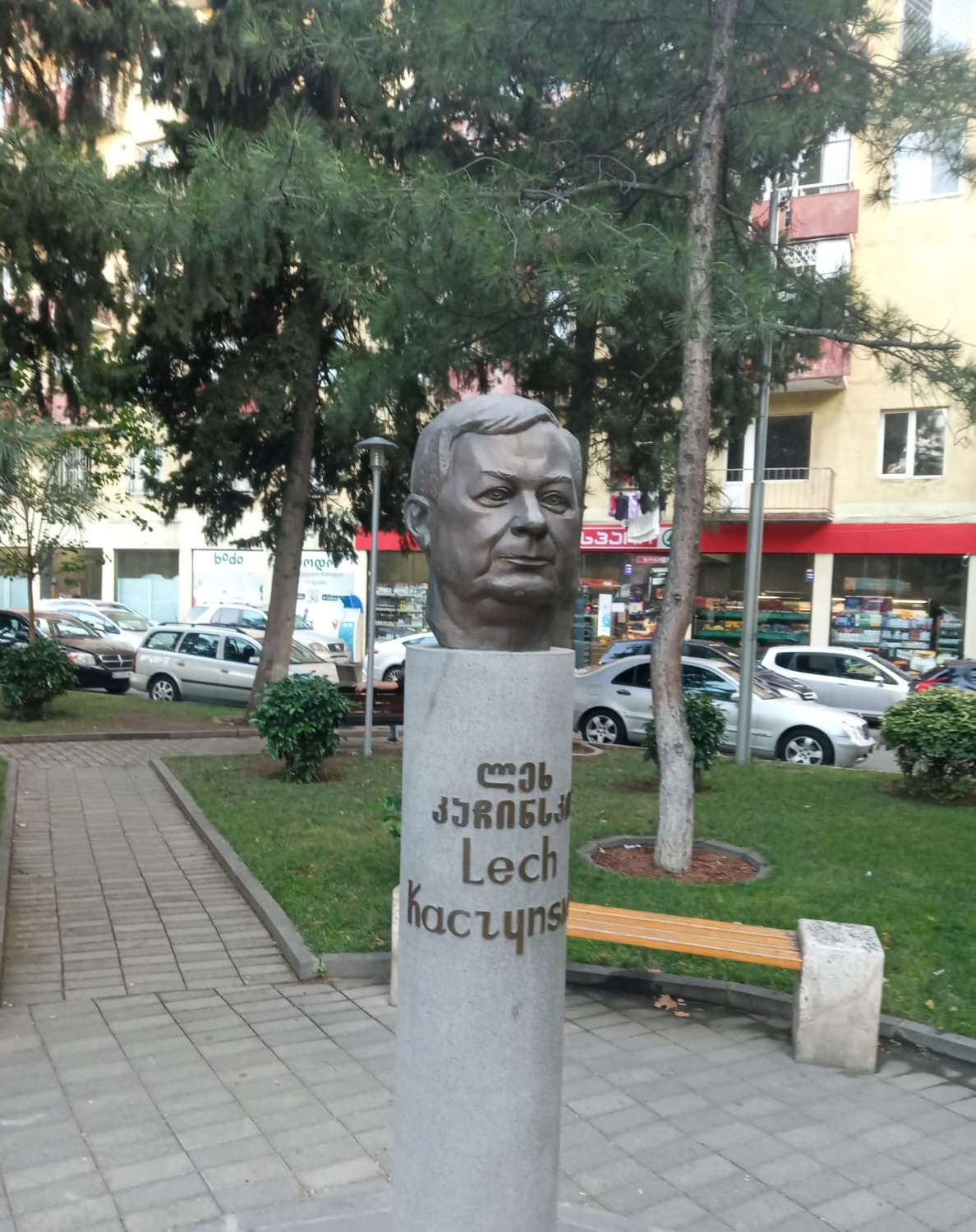 Fotografia przedstawiająca Pomnik Lecha Kaczyńskiego w Tbilisi