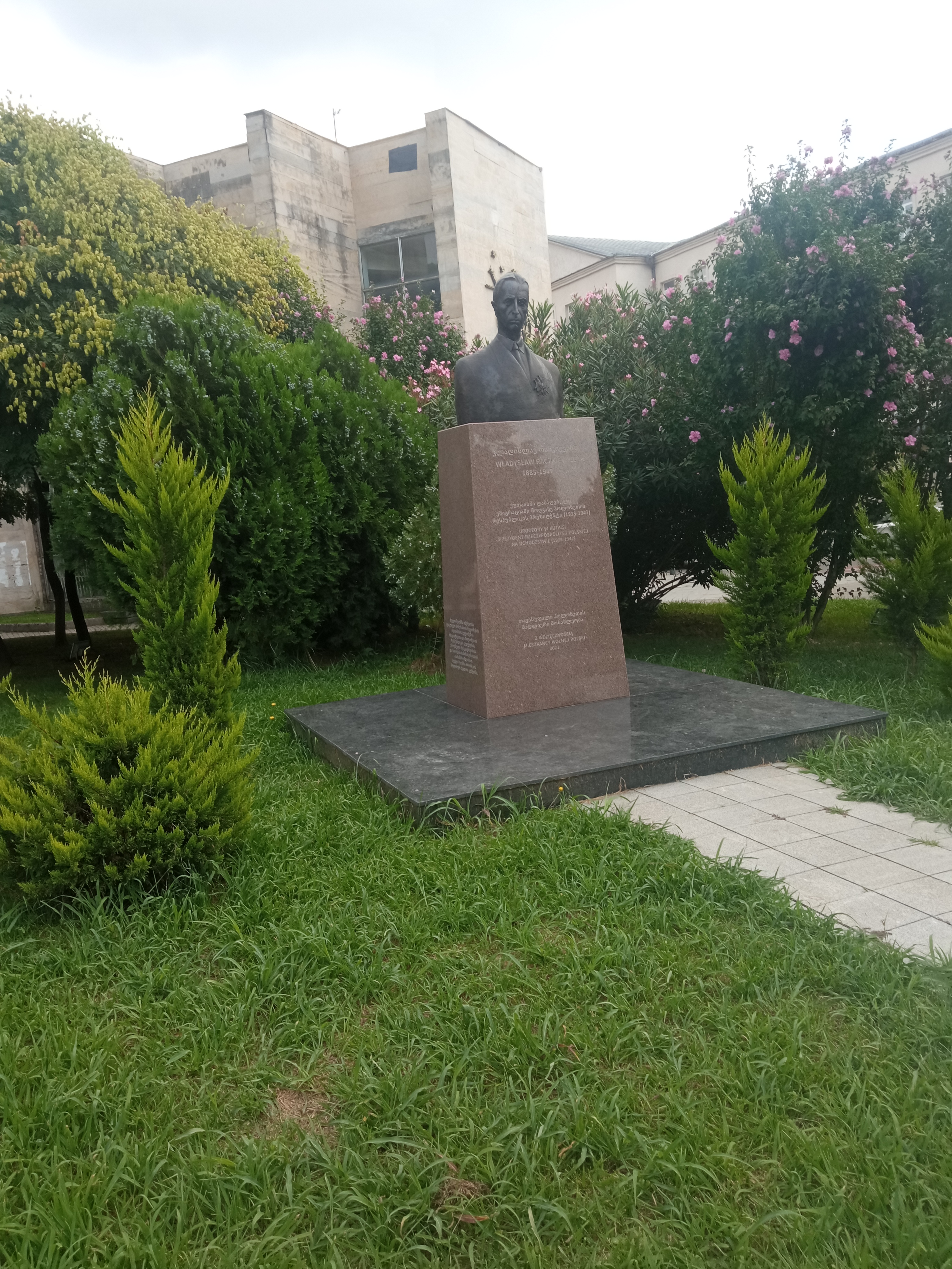 Photo montrant Monument à Wladyslaw Raczkiewicz à Kutaisi