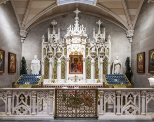 Wnętrze kaplicy Matki Boskiej Częstochowskiej w katedrze św. Patryka na Manhattanie. Biały marmurowy ołtarz z figurami św. Stanisława Kostki i św. Kazimierza oraz kopia obrazu Czarnej Madonny. Obecne zapalone świece i dekoracje kwiatowe.