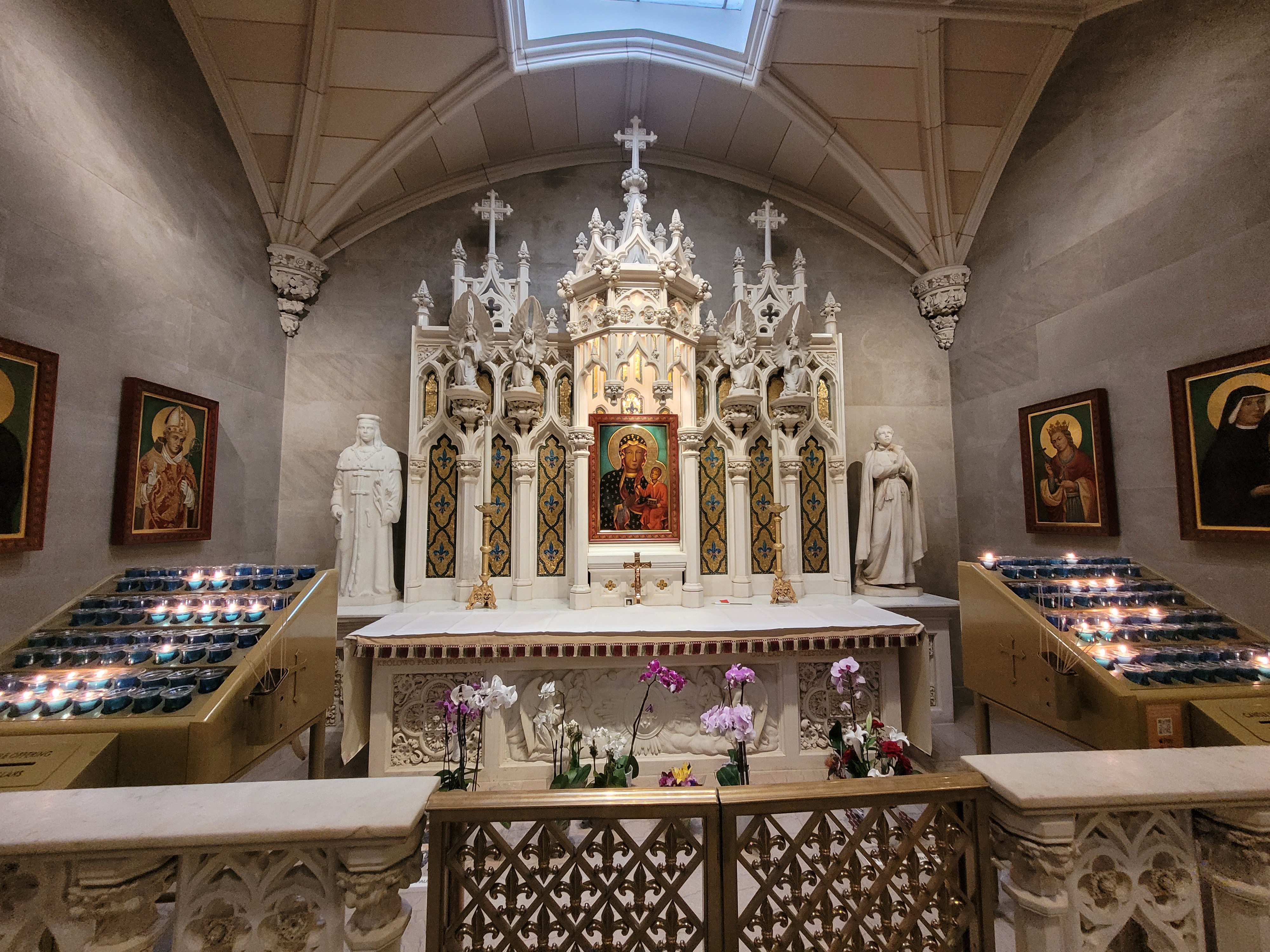 Fotografia przedstawiająca Works of art at St Patrick\'s Cathedral in Manhattan, New York.