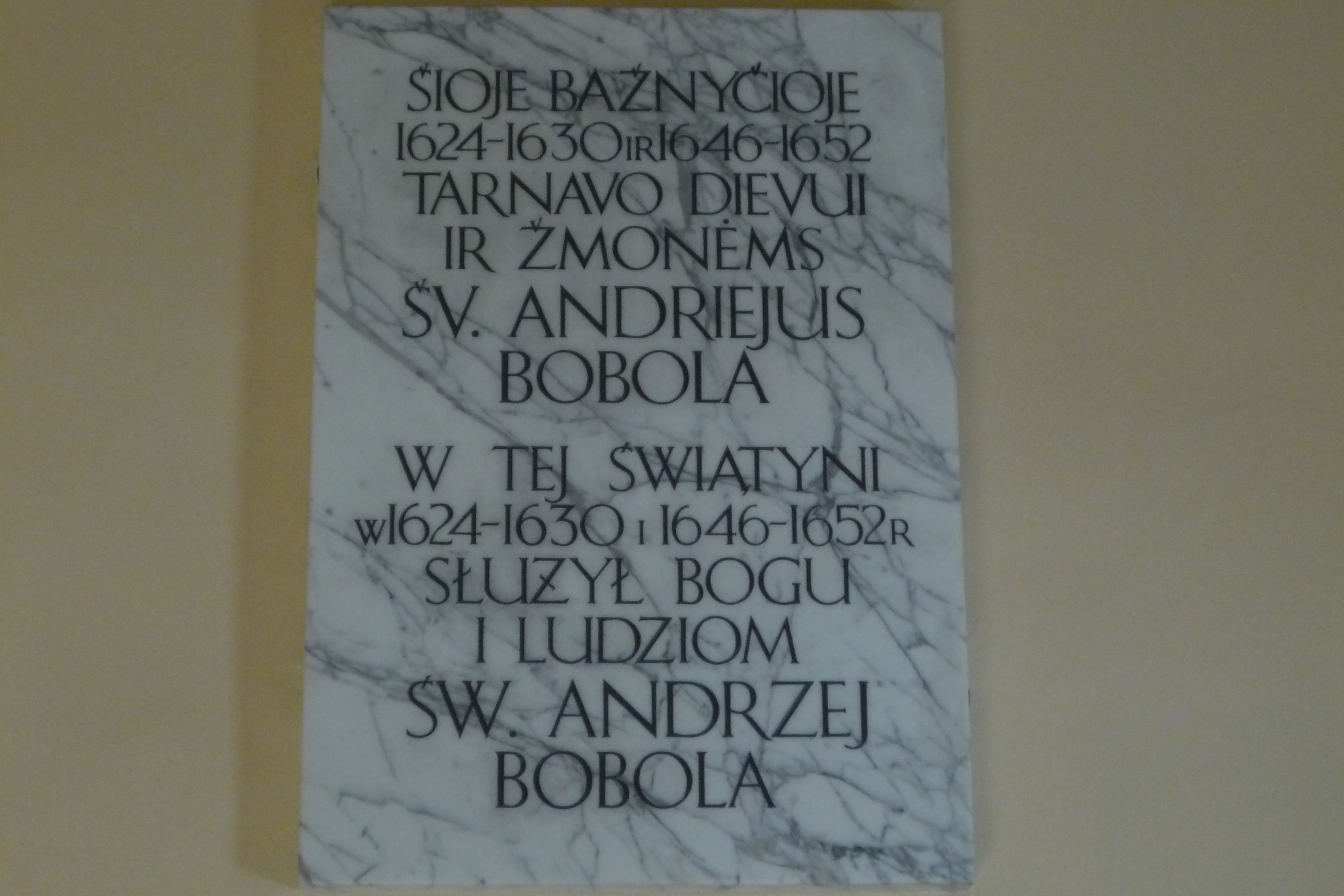 Fotografia przedstawiająca Tablica upamiętniająca św. Andrzeja Bobolę w Wilnie