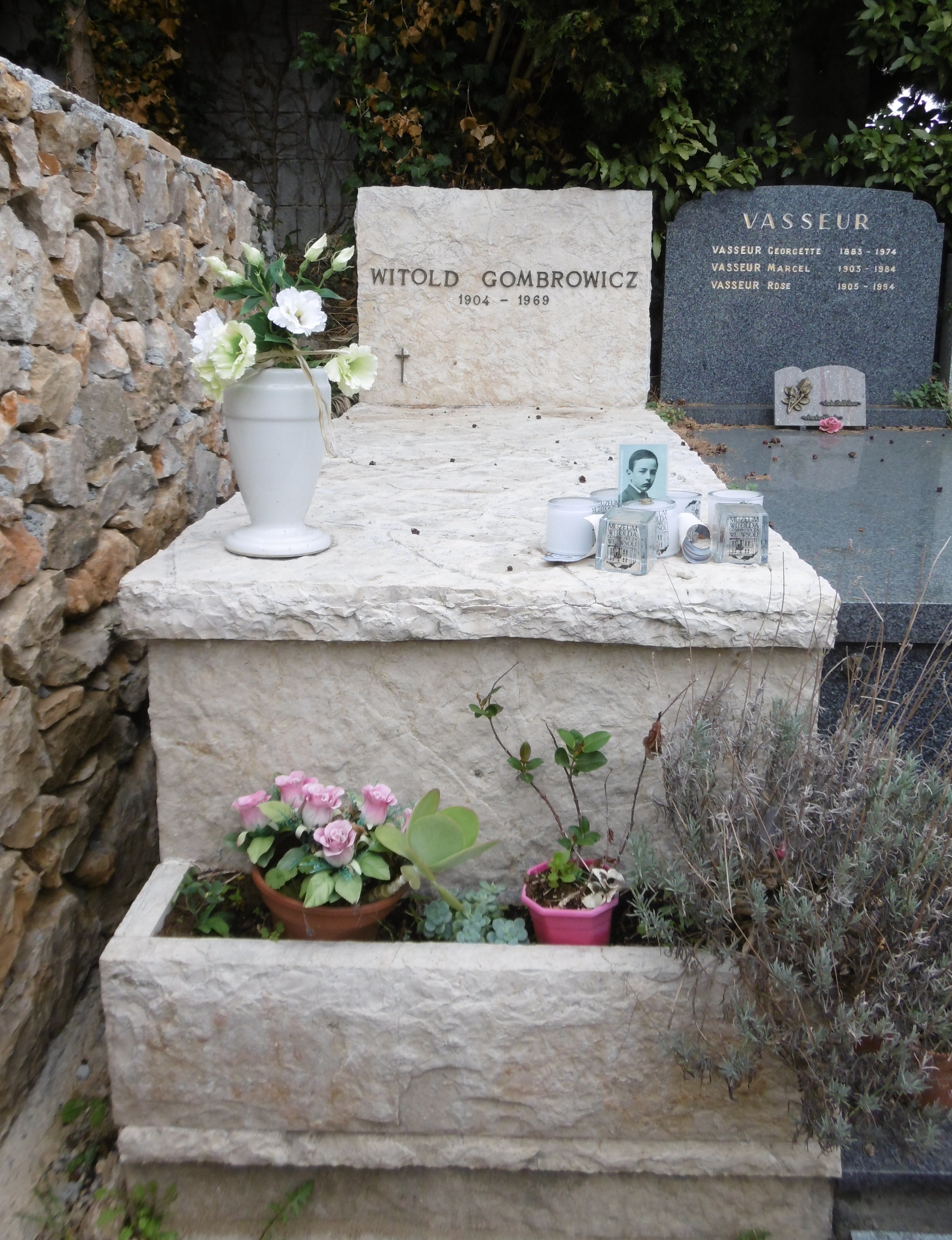 Fotografia przedstawiająca Tombstone of Witold Gombrowicz in Vence