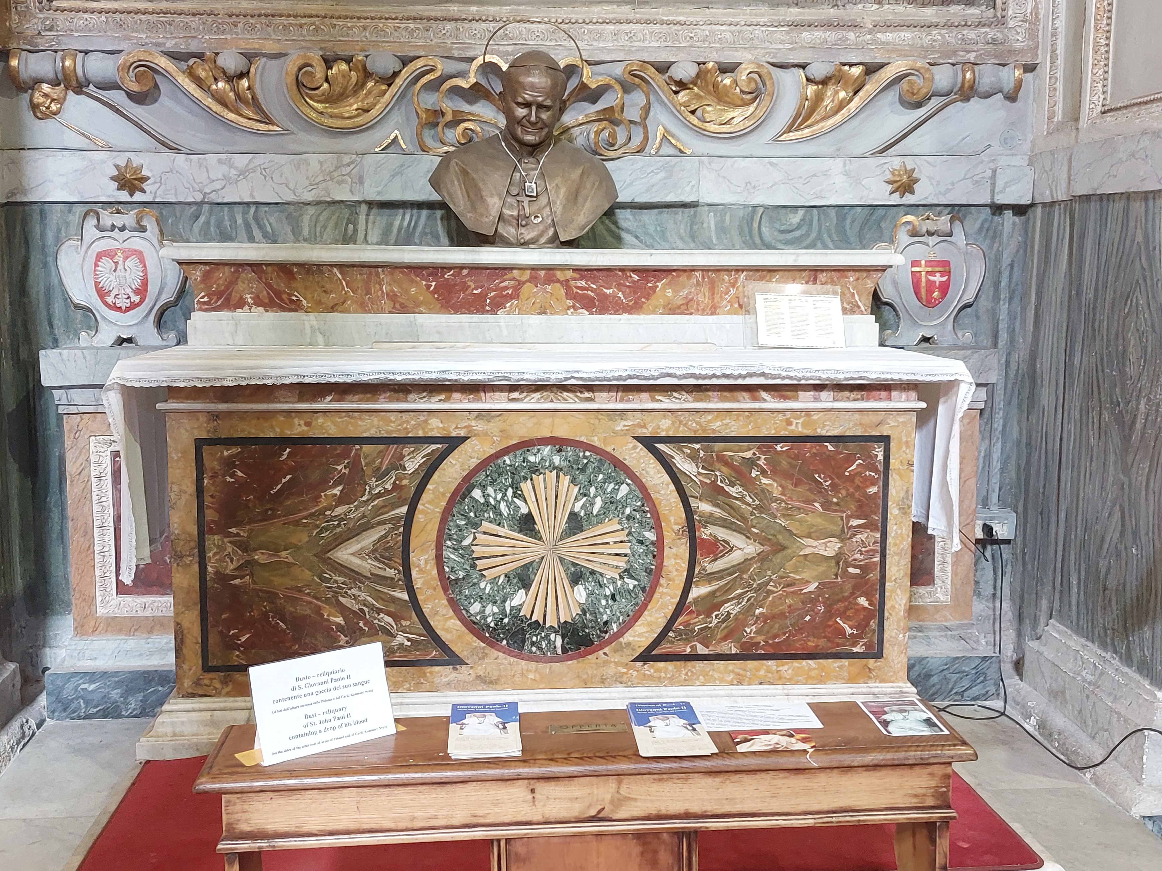 Fotografia przedstawiająca Relikwiarz z krwią Jana Pawła II w Bazylika św. Sylwestra i św. Marcina w Rzymie