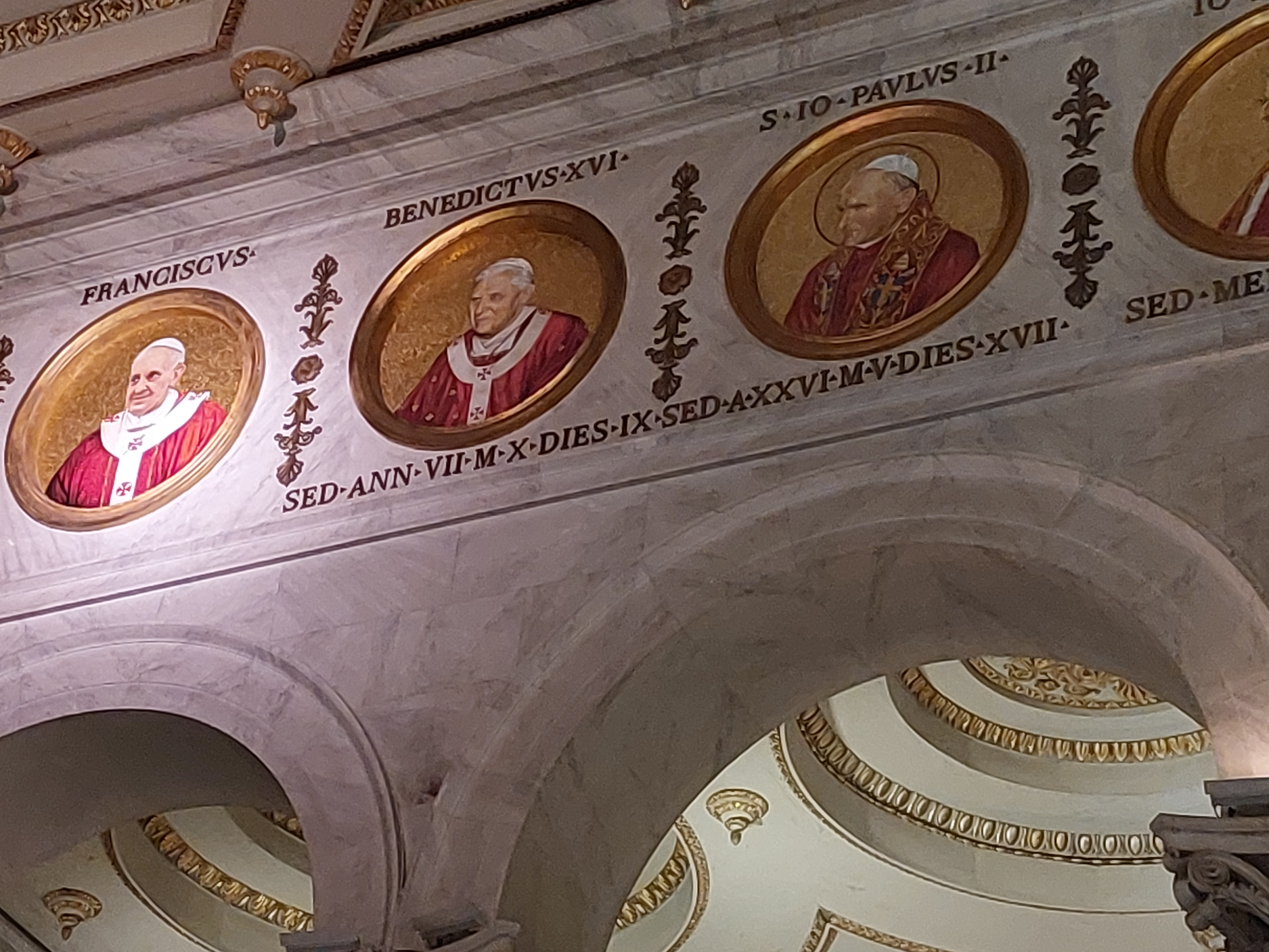 Photo montrant Une image de Jean-Paul II dans la basilique Saint-Paul derrière les murs à Rome.