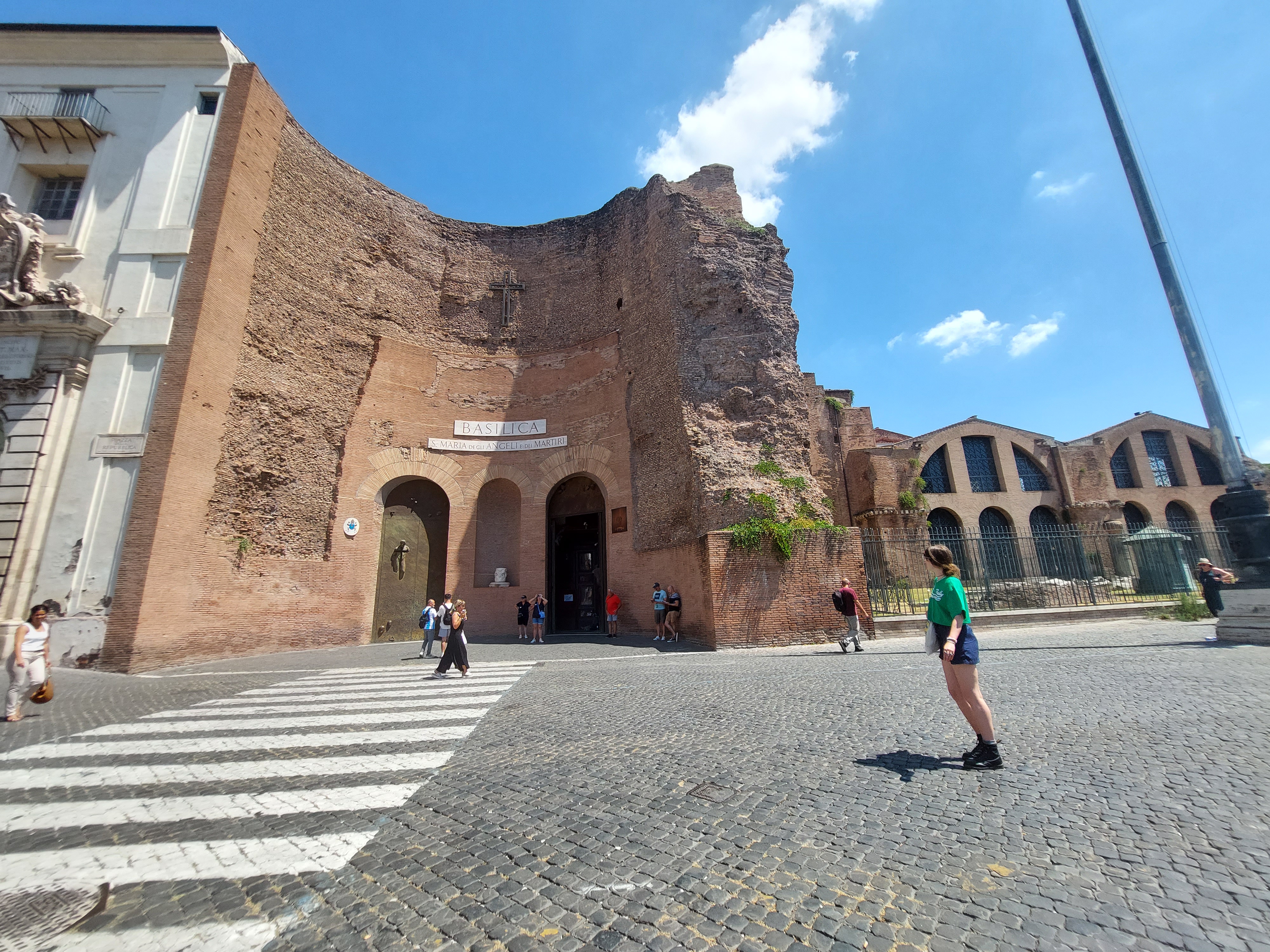 Photo montrant La porte d\'entrée de la basilique Notre-Dame des Anges et des Martyrs à Rome, réalisée par Igor Mitoraj
