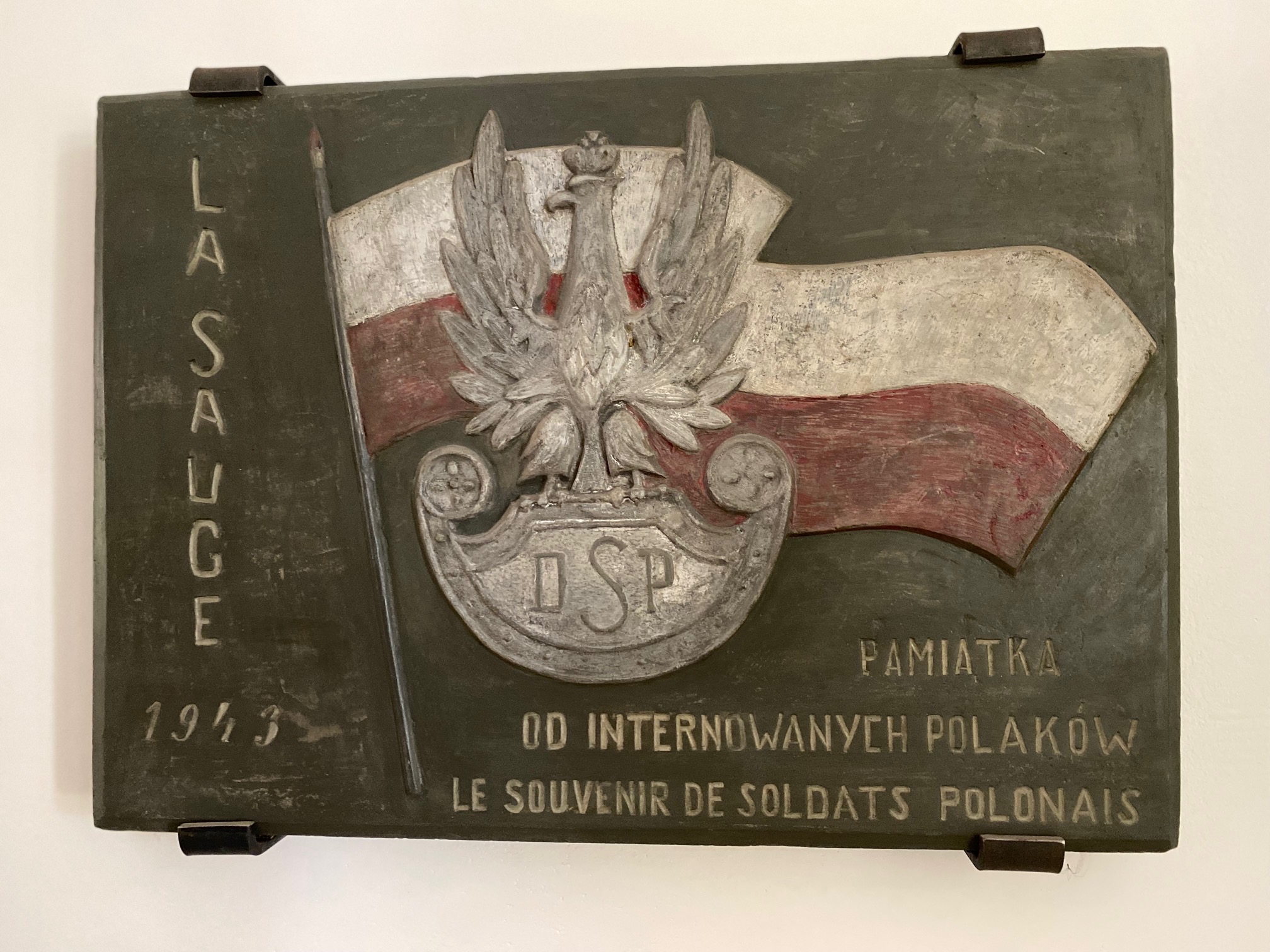 Photo montrant Plaque offerte par des soldats de la 2e division de fusiliers d\'infanterie du camp Lasauge à Cudrefin
