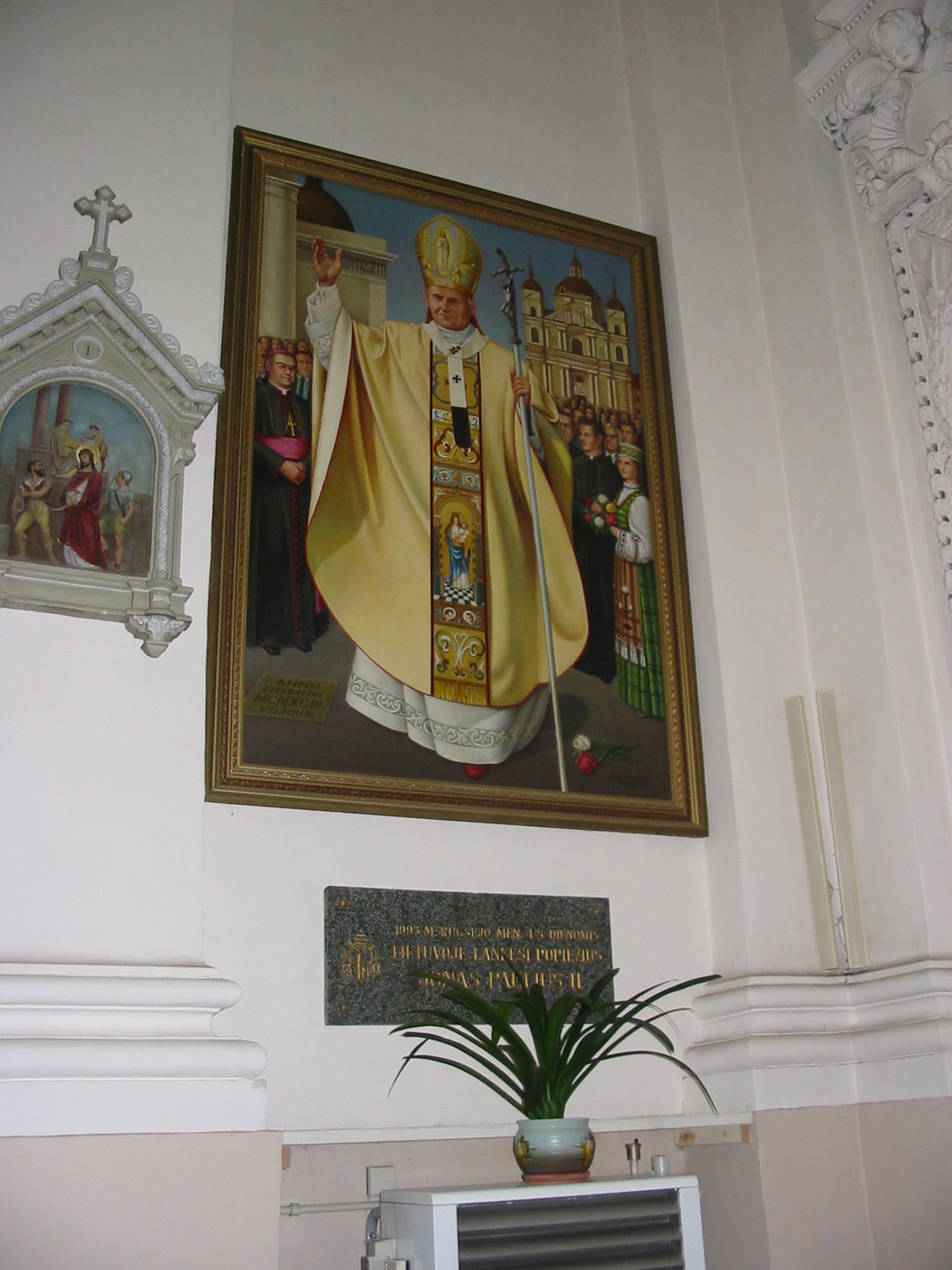 Fotografia przedstawiająca Relikwie Jana Pawła II w kościele pw. śś. Piotra i Pawła na Antokolu w Wilnie