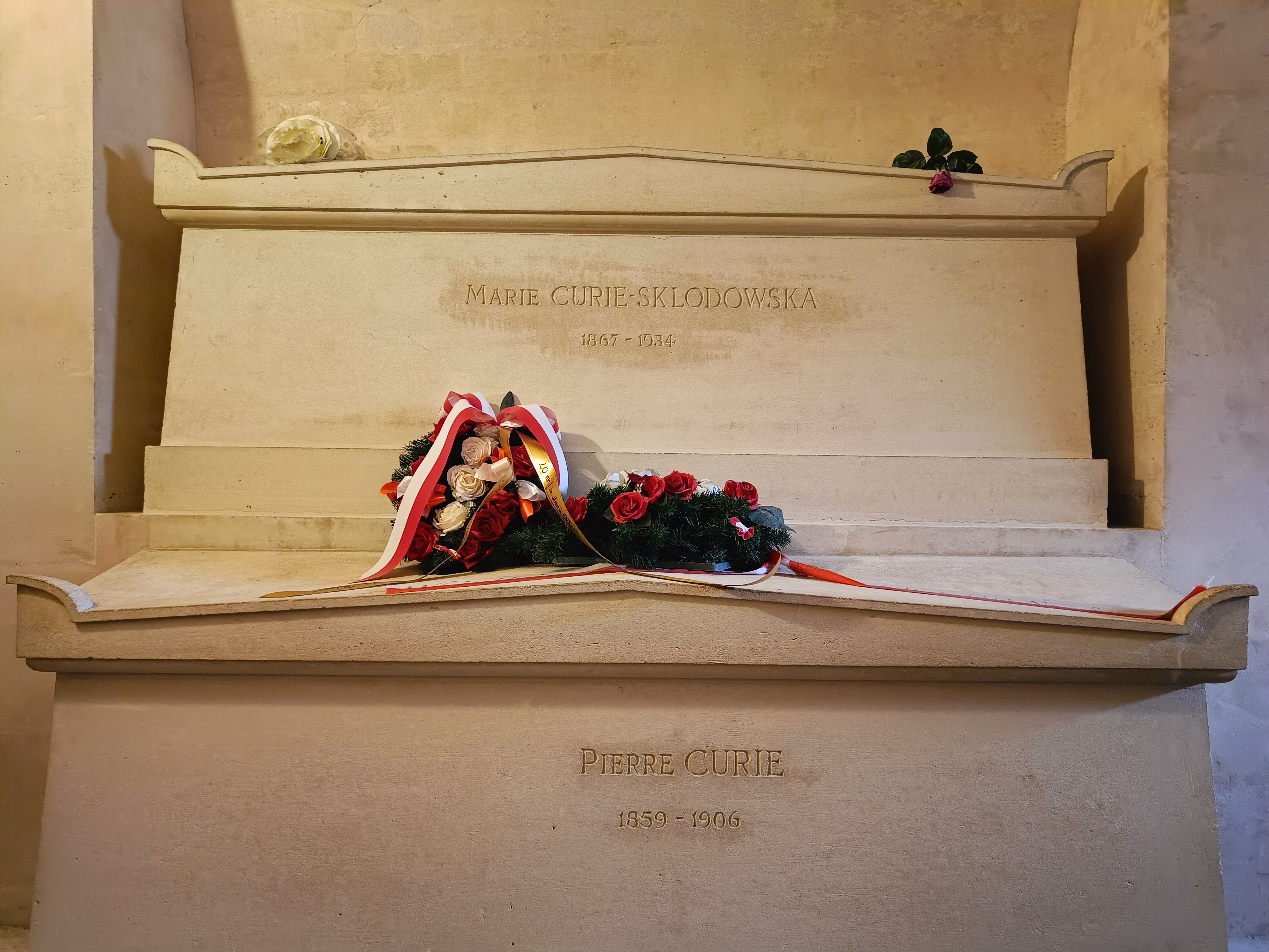 Fotografia przedstawiająca Grób Marii Skłodowskiej-Curie w Paryżu