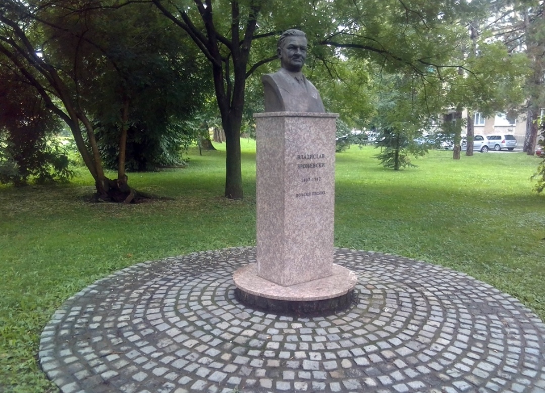Fotografia przedstawiająca Pomnik Władysława Broniewskiego w Loznicy