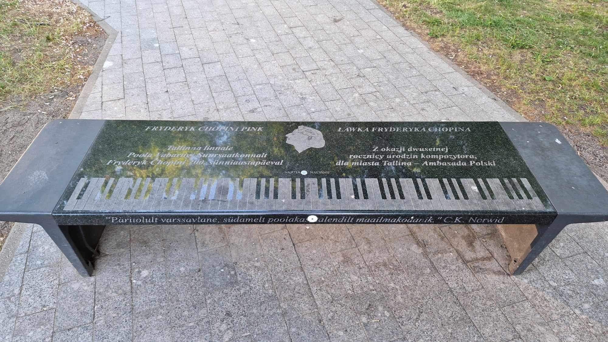 Fotografia przedstawiająca Frederic Chopin bench in Tallinn