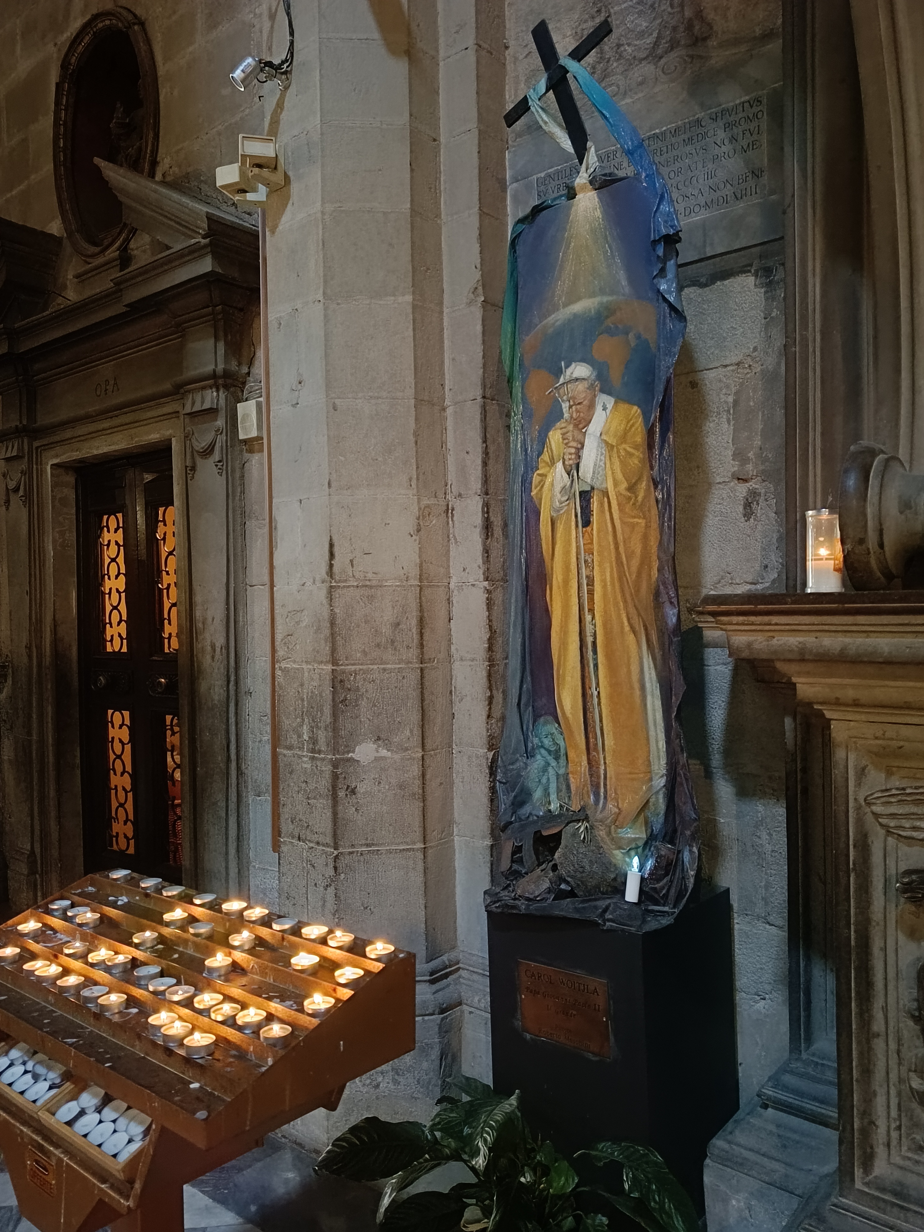 Photo montrant Sculpture représentant Jean-Paul II dans la cathédrale des Saints Pierre et Donat à Arezzo