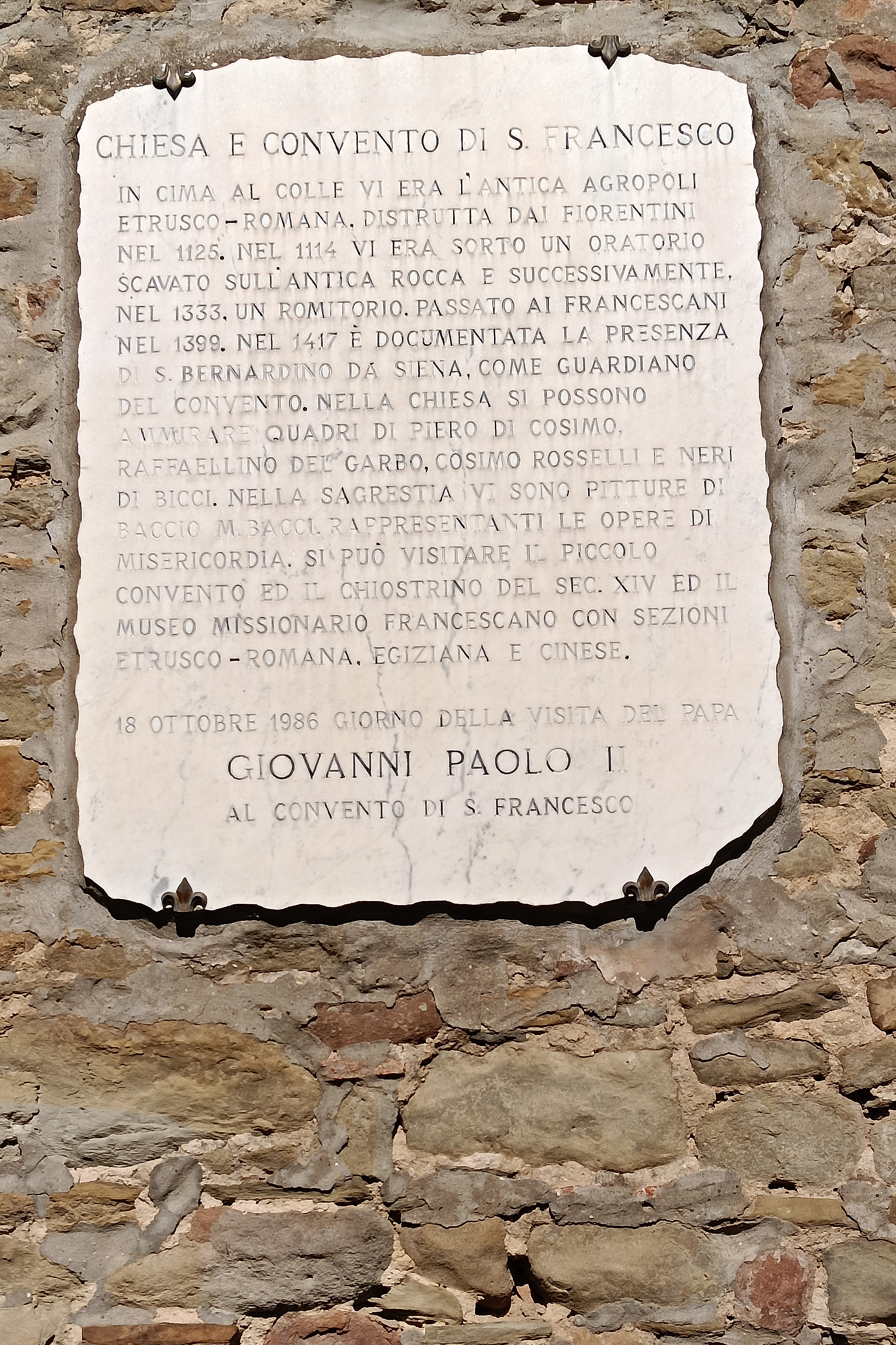 Fotografia przedstawiająca Plaque commemorating the visit of John Paul II to the Monastery of St Francis in Fiesole