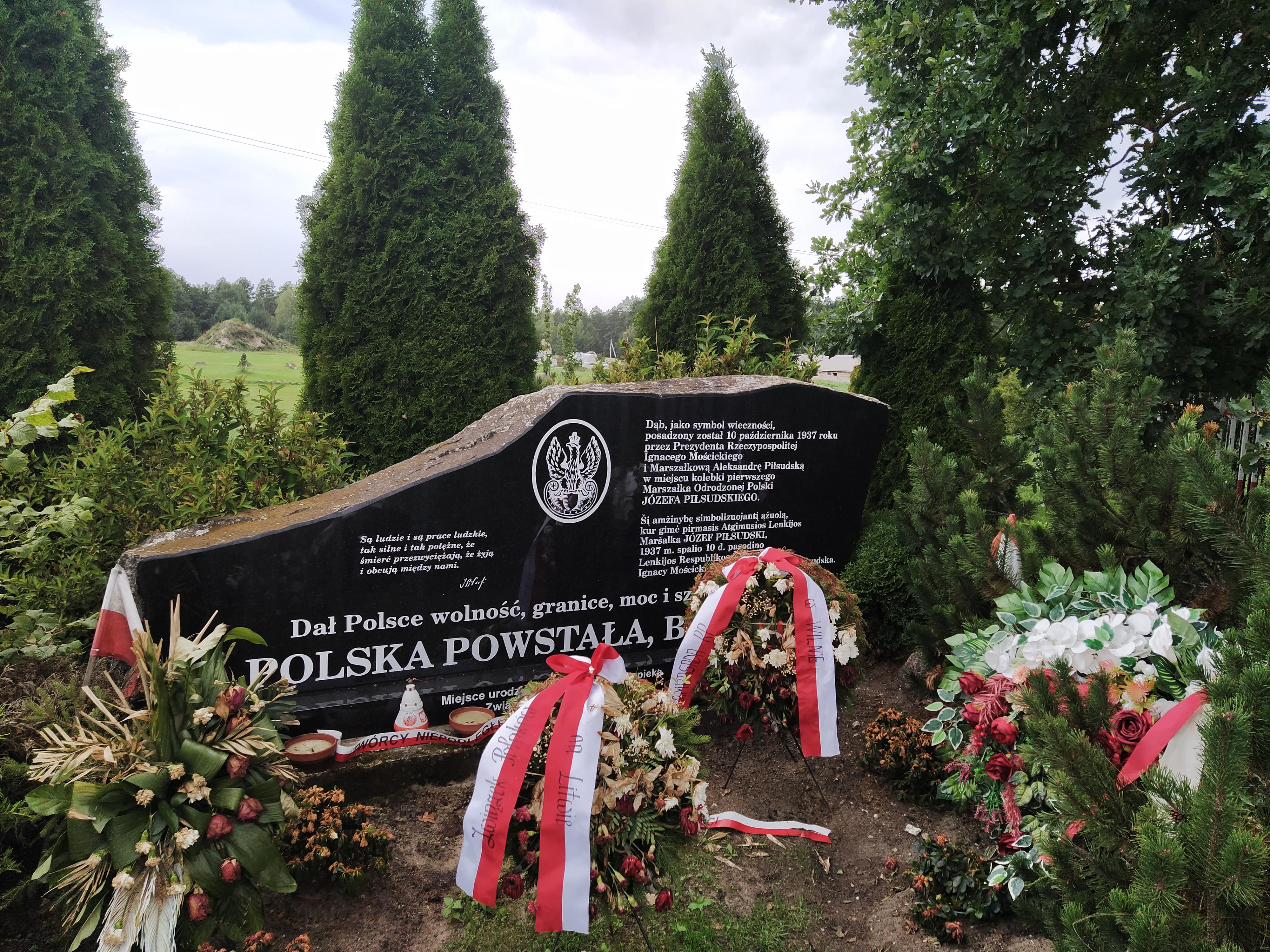 Fotografia przedstawiająca Upamiętnienie Józefa Piłsudskiego i Aleja Pamięci w Zułowie