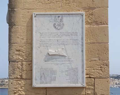 Marmurowa tablica w górnych ogrodach Barrakka w Valletcie, upamiętniająca trzynastu marynarzy polskich, którzy zginęli 16 czerwca 1942 roku. Napis w języku polskim i angielskim zawiera cytat gen. Stanisława Maczka.