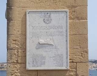 Marmurowa tablica w górnych ogrodach Barrakka w Valletcie, upamiętniająca trzynastu marynarzy polskich, którzy zginęli 16 czerwca 1942 roku. Napis w języku polskim i angielskim zawiera cytat gen. Stanisława Maczka.