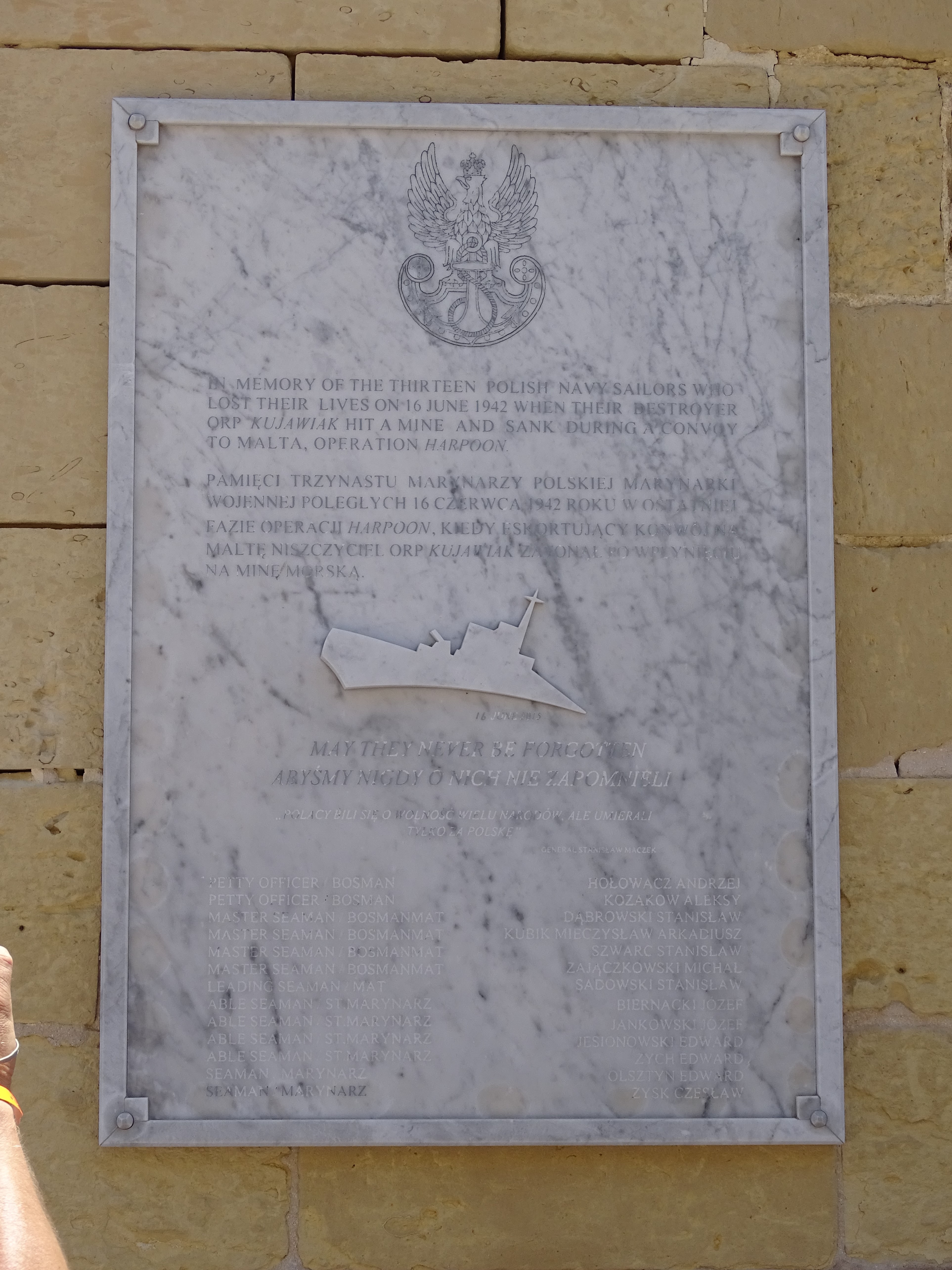 Мармурова табличка в Верхніх садах Баракка, Валлетта, вшановує пам'ять тринадцяти моряків польського флоту, які загинули 16 червня 1942 року під час операції «Гарпун». Напис польською та англійською мовами з емблемою та іменами моряків.