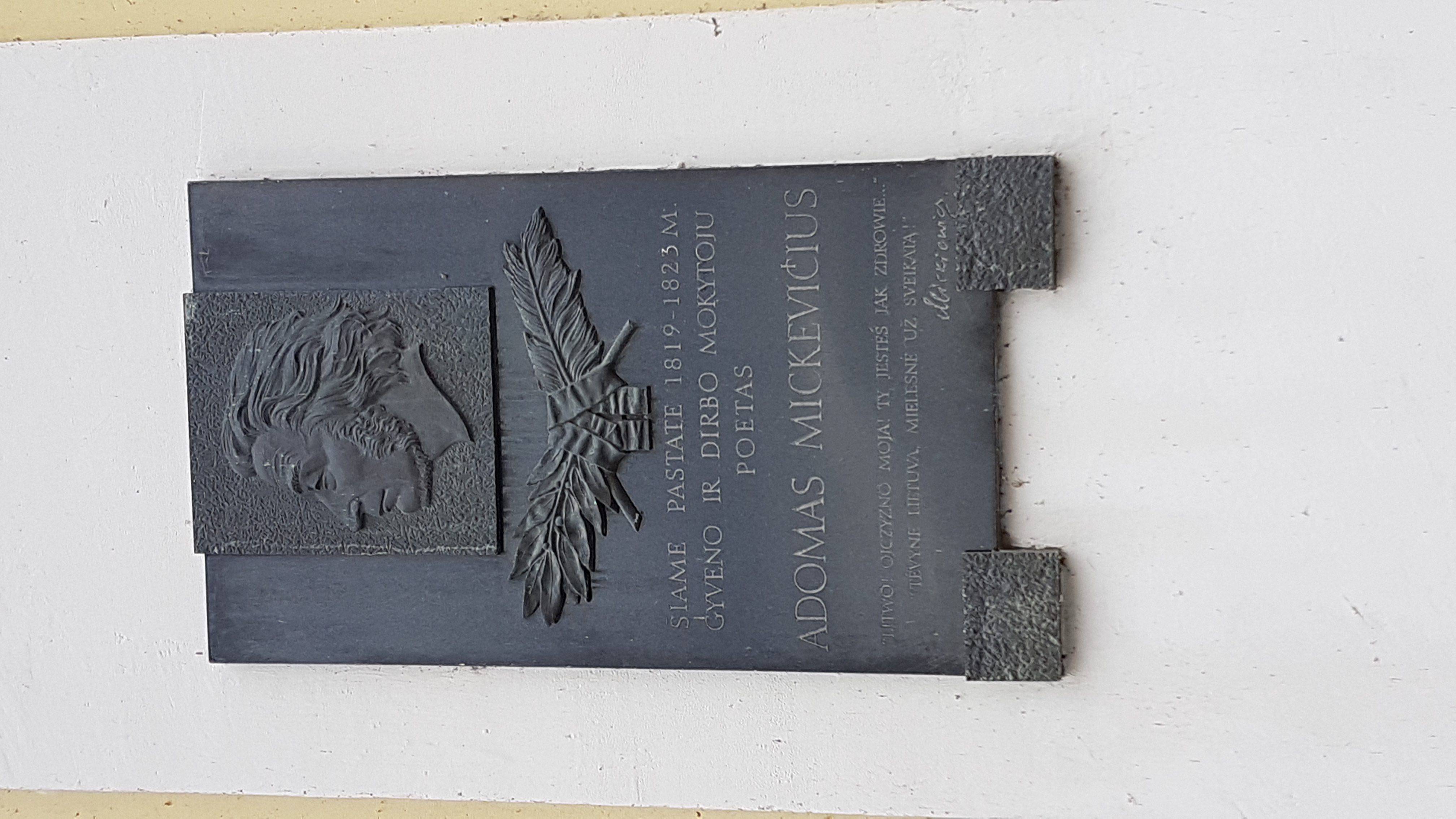Fotografia przedstawiająca Tablica upamiętniająca Adama Mickiewicza w Kownie
