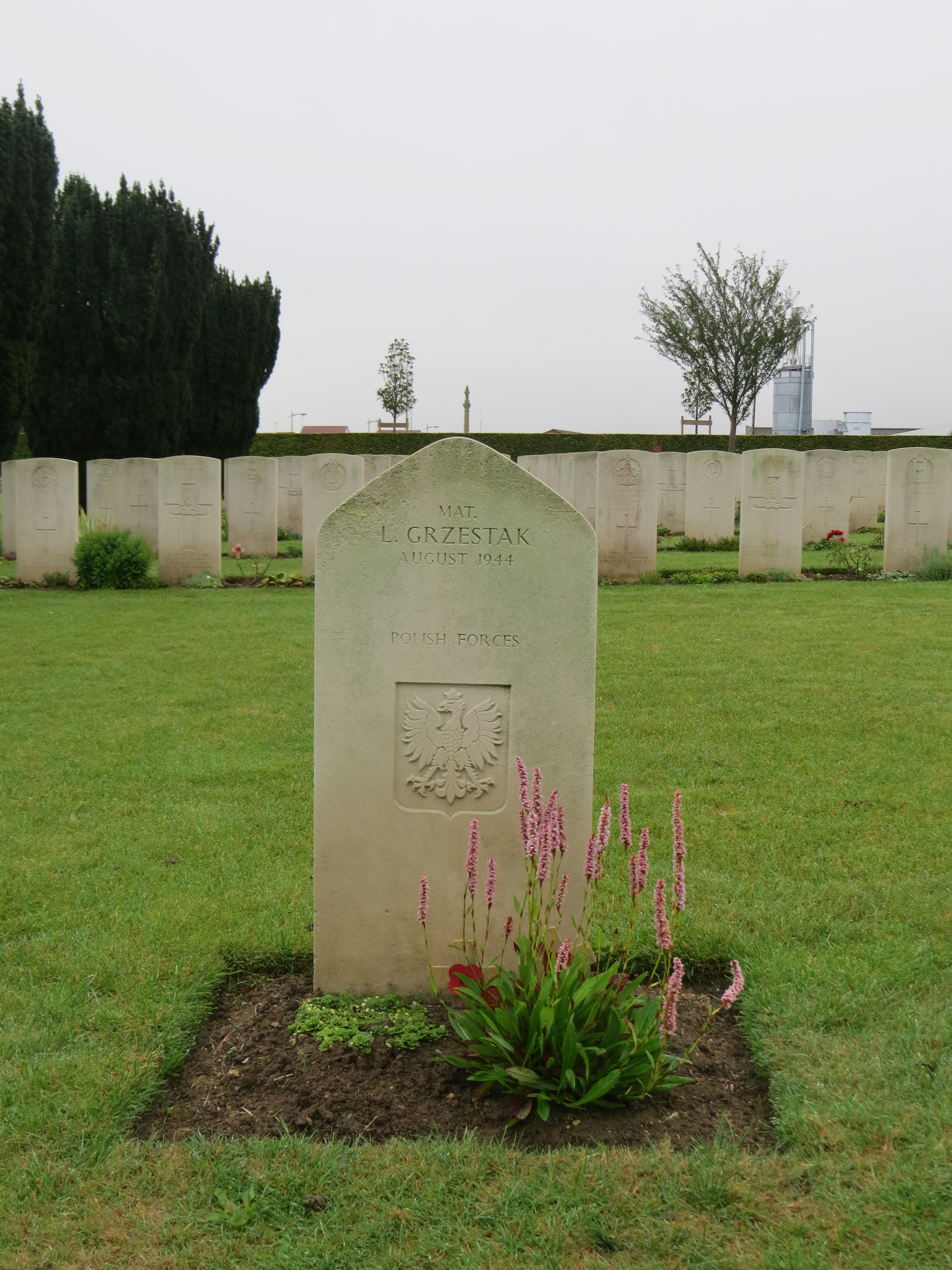 Photo montrant Pierre tombale de Matthew L. Grzesiak dans le cimetière militaire de Douvres La Délivrande