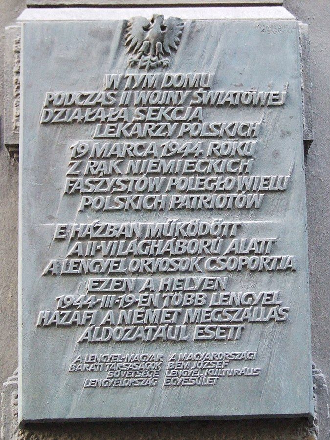 Fotografia przedstawiająca Plaques commemorating Polish medical institutions in Hungary during World War II